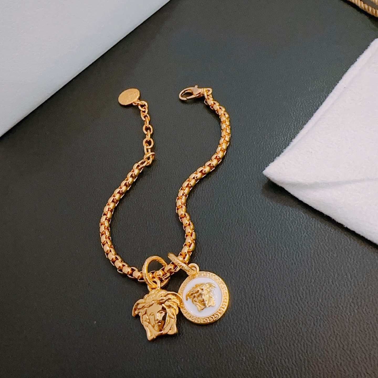 Versace 高品质范思哲手链美杜莎头像 新款开模 潮流 男女均可佩戴 同款 摇滚朋克泰银风格 元素 潮流百搭 手链最新款链条档次更高明星 款项链系列 银手链