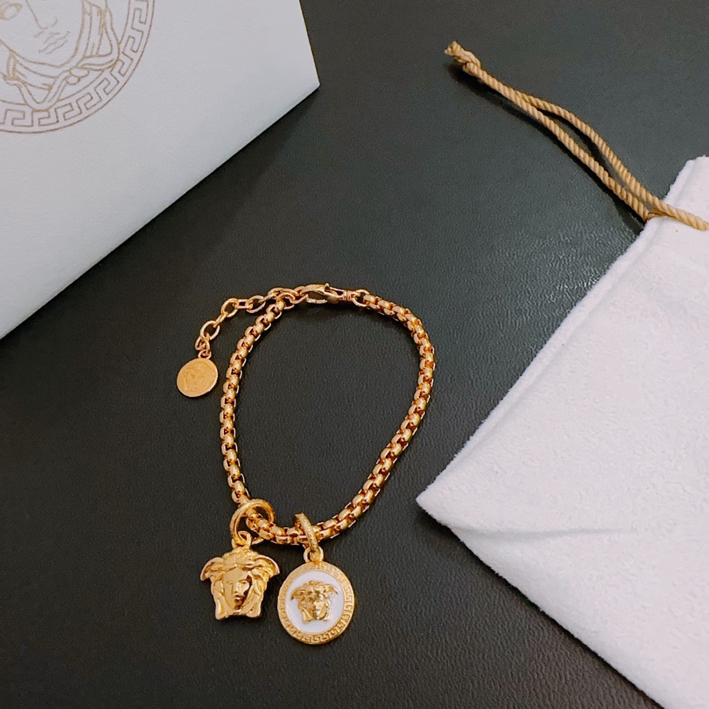 Versace 高品质范思哲手链美杜莎头像 新款开模 潮流 男女均可佩戴 同款 摇滚朋克泰银风格 元素 潮流百搭 手链最新款链条档次更高明星 款项链系列 银手链