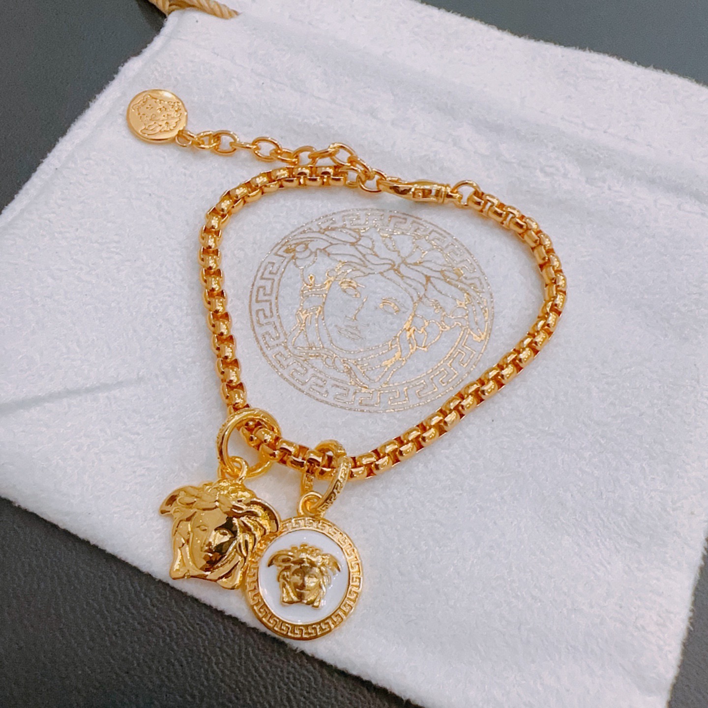 Versace 高品质范思哲手链美杜莎头像 新款开模 潮流 男女均可佩戴 同款 摇滚朋克泰银风格 元素 潮流百搭 手链最新款链条档次更高明星 款项链系列 银手链