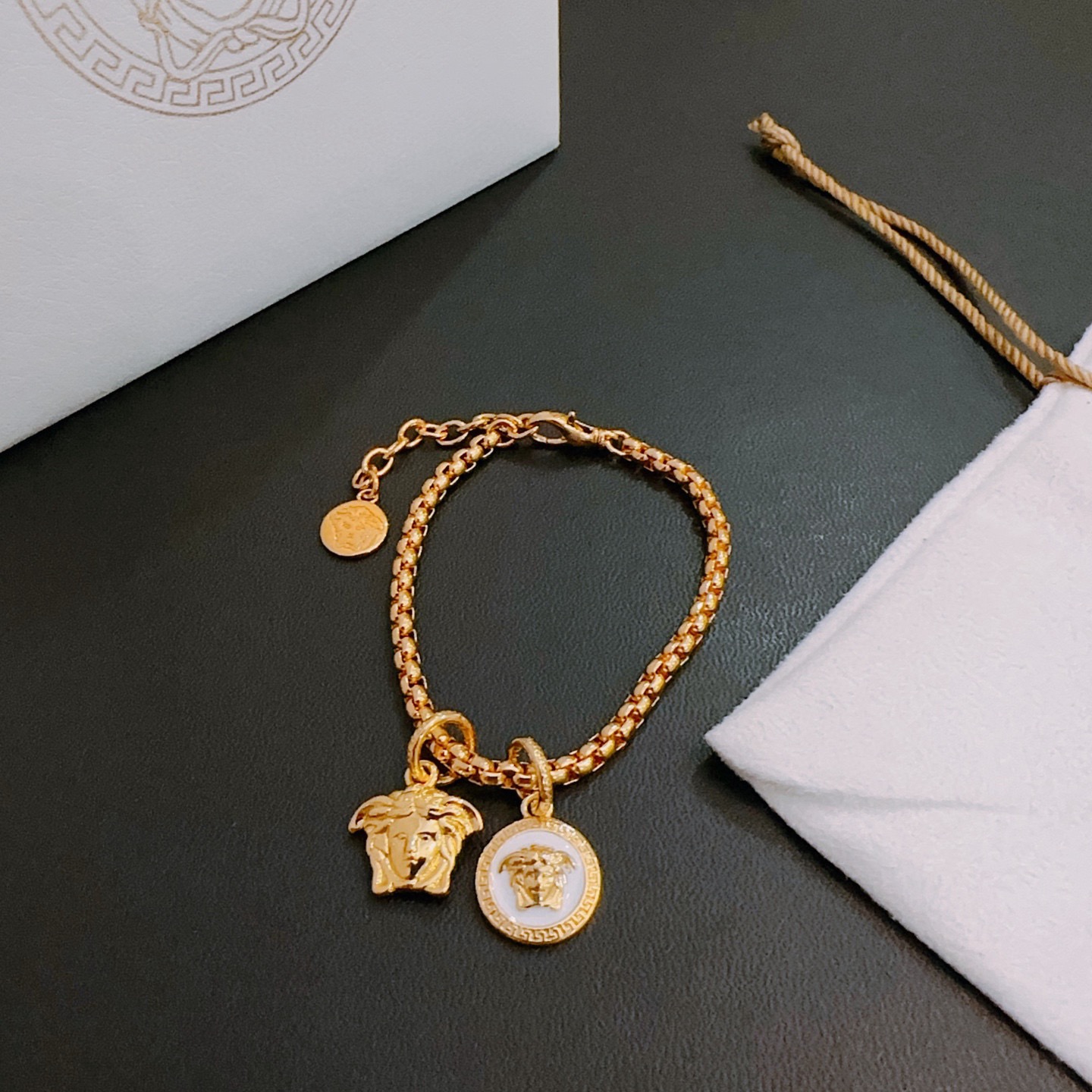 Versace 高品质范思哲手链美杜莎头像 新款开模 潮流 男女均可佩戴 同款 摇滚朋克泰银风格 元素 潮流百搭 手链最新款链条档次更高明星 款项链系列 银手链