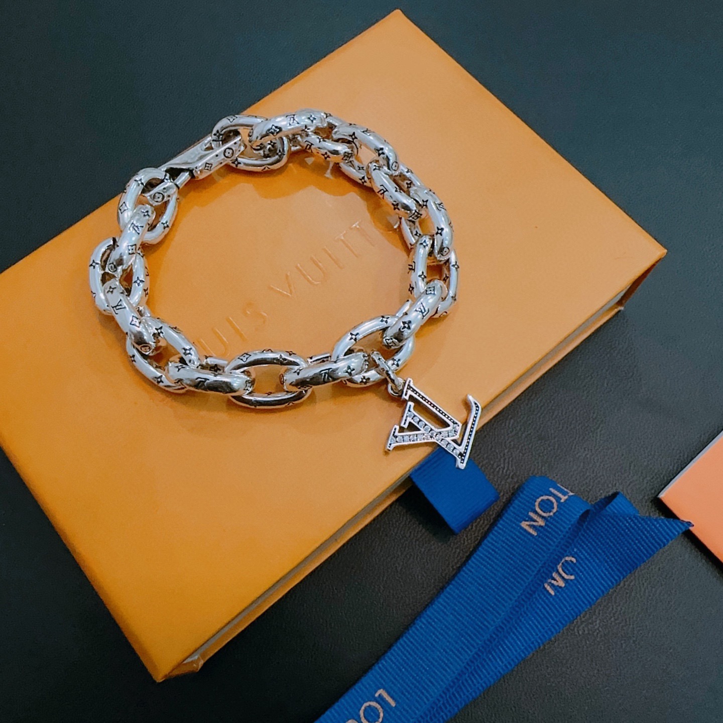 Louis Vuitton 高品质路易威登LV手链 潮流 男女均可佩戴 同款 摇滚朋克泰银风格 元素 潮流百搭 项链最新款链条档次更高明星 款手链古巴链系列 银手链