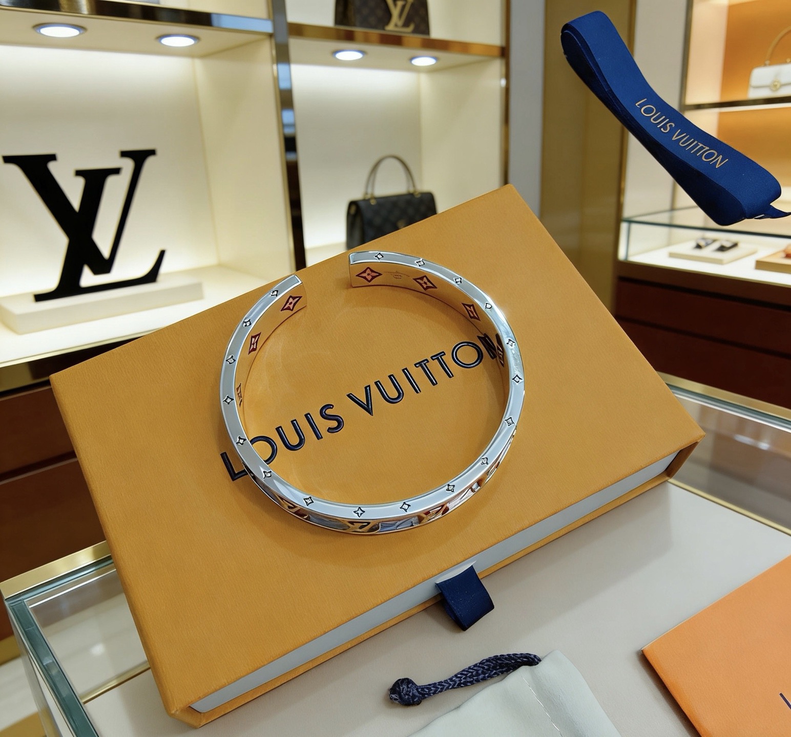 Louis Vuitton 高品质路易威登LV手链手镯 法郎工艺 潮流 男女均可佩戴 同款 摇滚朋克泰银风格 元素 潮流百搭 项链最新款链条档次更高明星 款项链系列 银手链