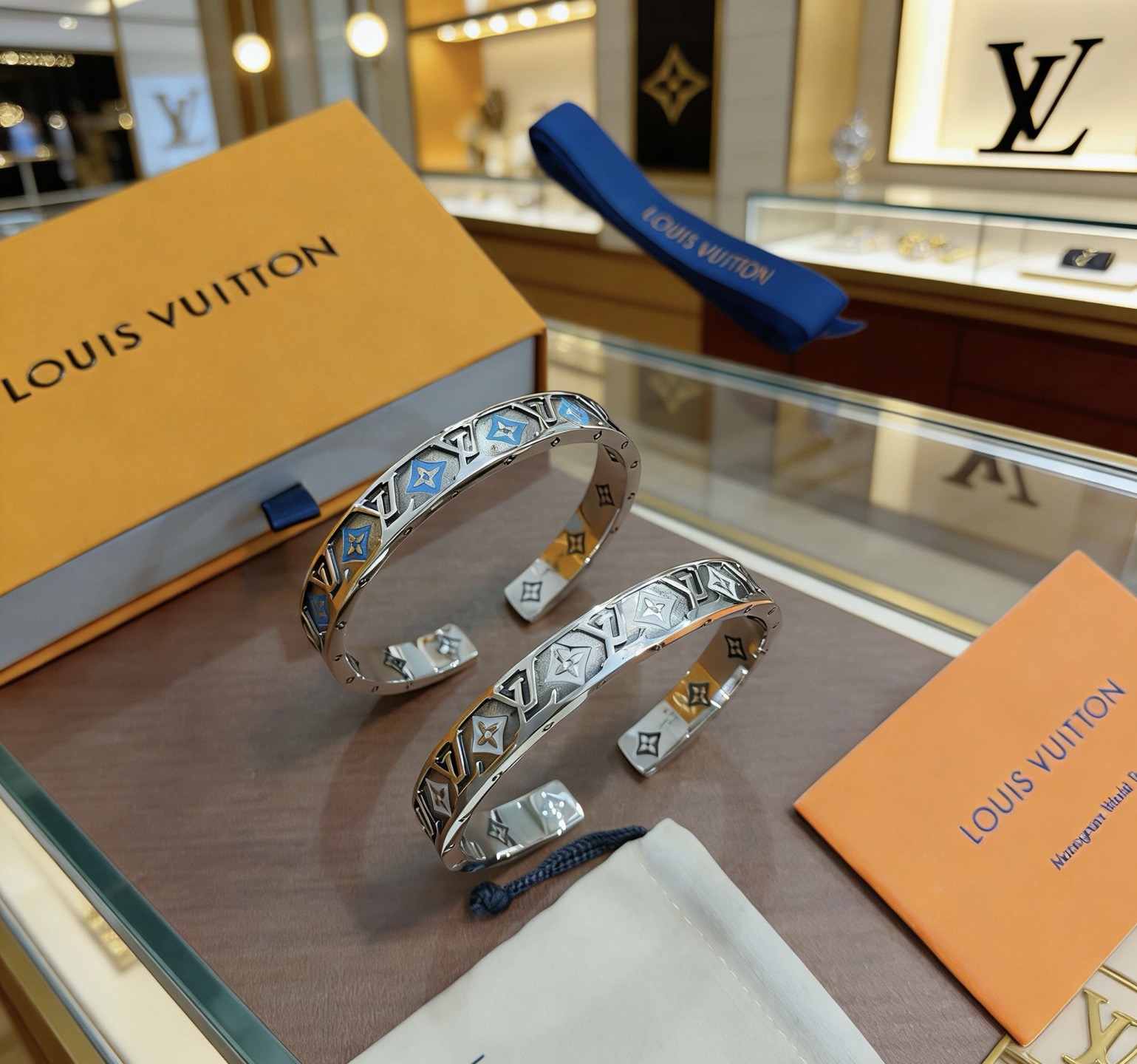 Louis Vuitton 高品质路易威登LV手链手镯 法郎工艺 潮流 男女均可佩戴 同款 摇滚朋克泰银风格 元素 潮流百搭 项链最新款链条档次更高明星 款项链系列 银手链