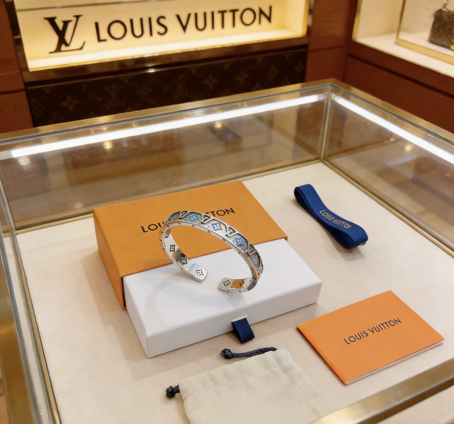 Louis Vuitton 高品质路易威登LV手链手镯 法郎工艺 潮流 男女均可佩戴 同款 摇滚朋克泰银风格 元素 潮流百搭 项链最新款链条档次更高明星 款项链系列 银手链