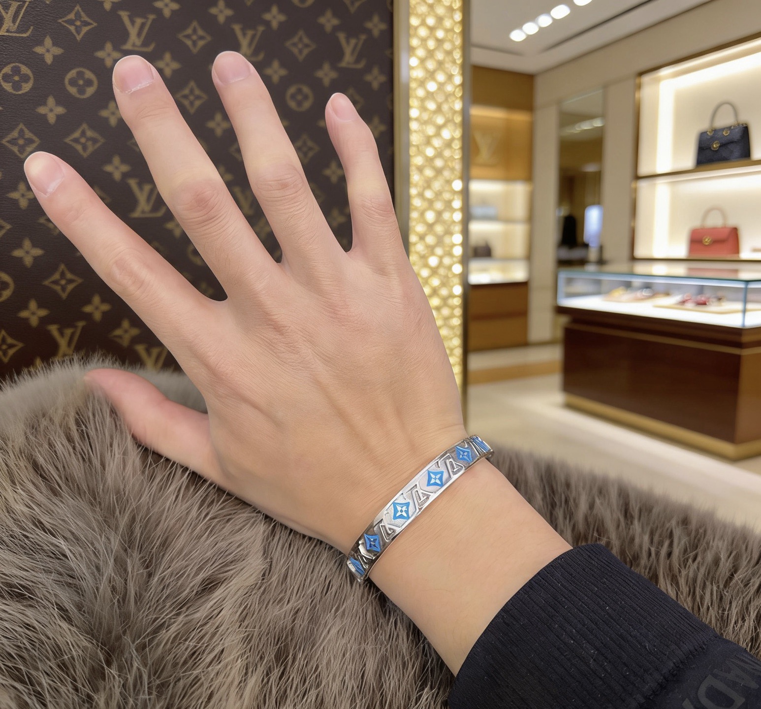 Louis Vuitton 高品质路易威登LV手链手镯 法郎工艺 潮流 男女均可佩戴 同款 摇滚朋克泰银风格 元素 潮流百搭 项链最新款链条档次更高明星 款项链系列 银手链