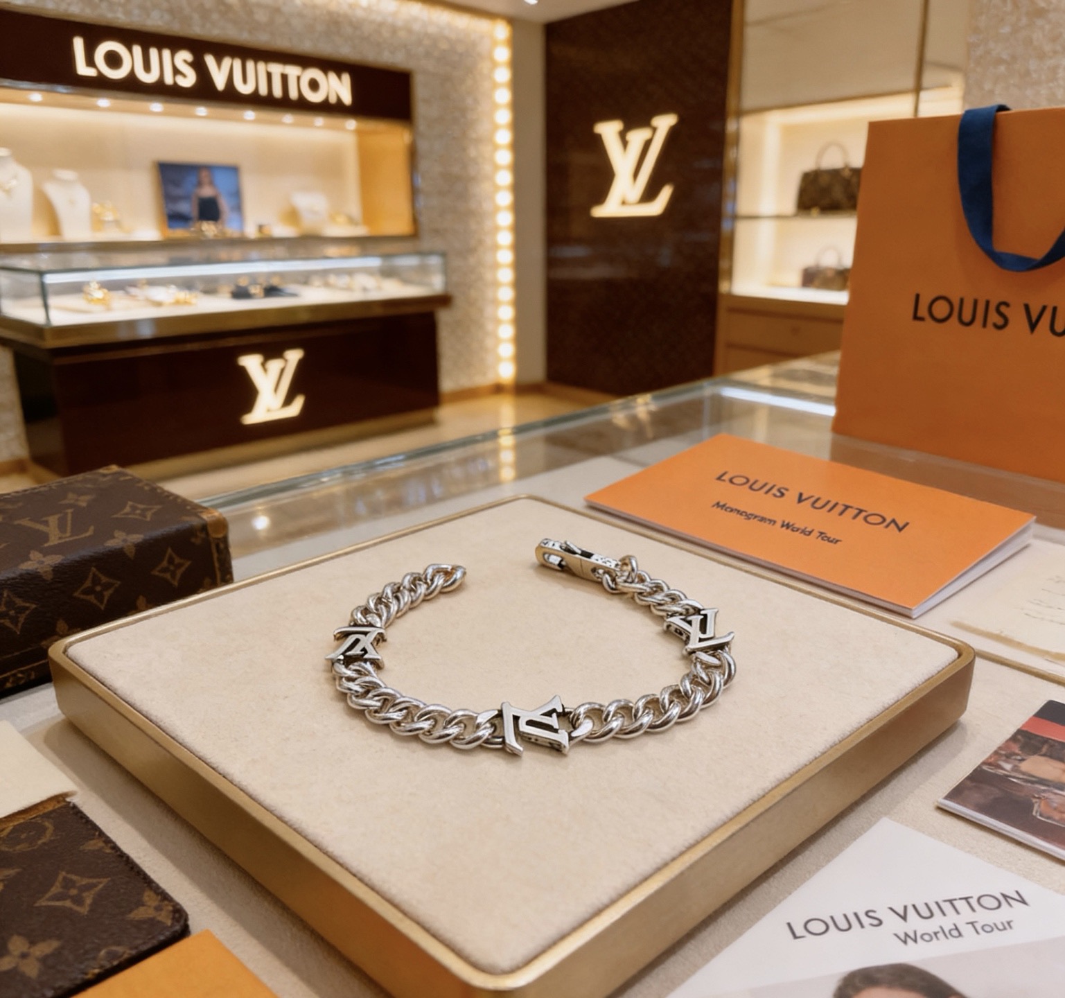 Louis Vuitton 高品质路易威登LV手链 潮流 男女均可佩戴 同款 摇滚朋克泰银风格 元素 潮流百搭 项链最新款链条档次更高明星 款手链古巴链系列 银手链