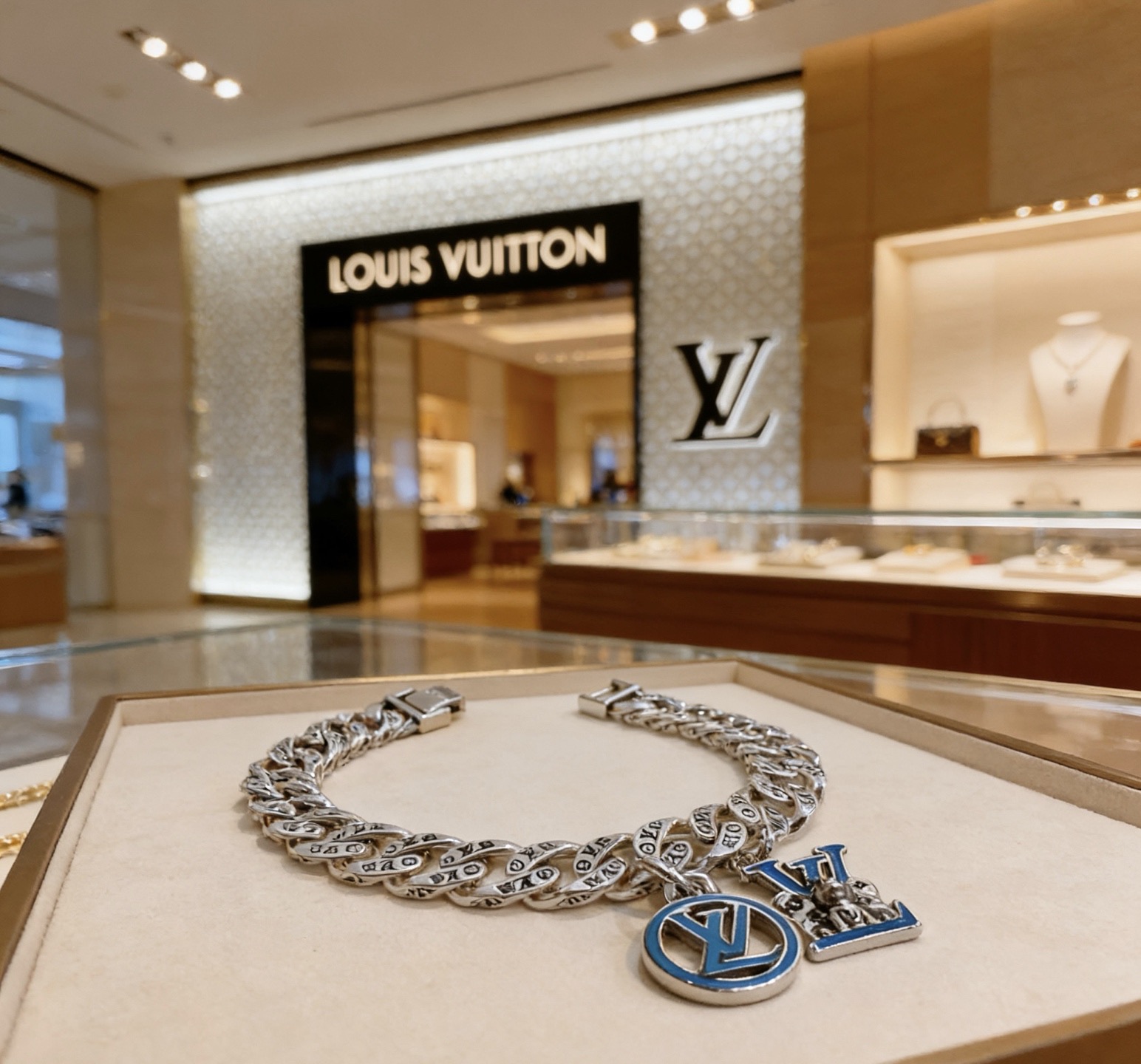 Louis Vuitton 高品质路易威登LV手链 潮流 男女均可佩戴 同款 摇滚朋克泰银风格 元素 潮流百搭 项链最新款链条档次更高明星 款手链古巴链系列 银手链