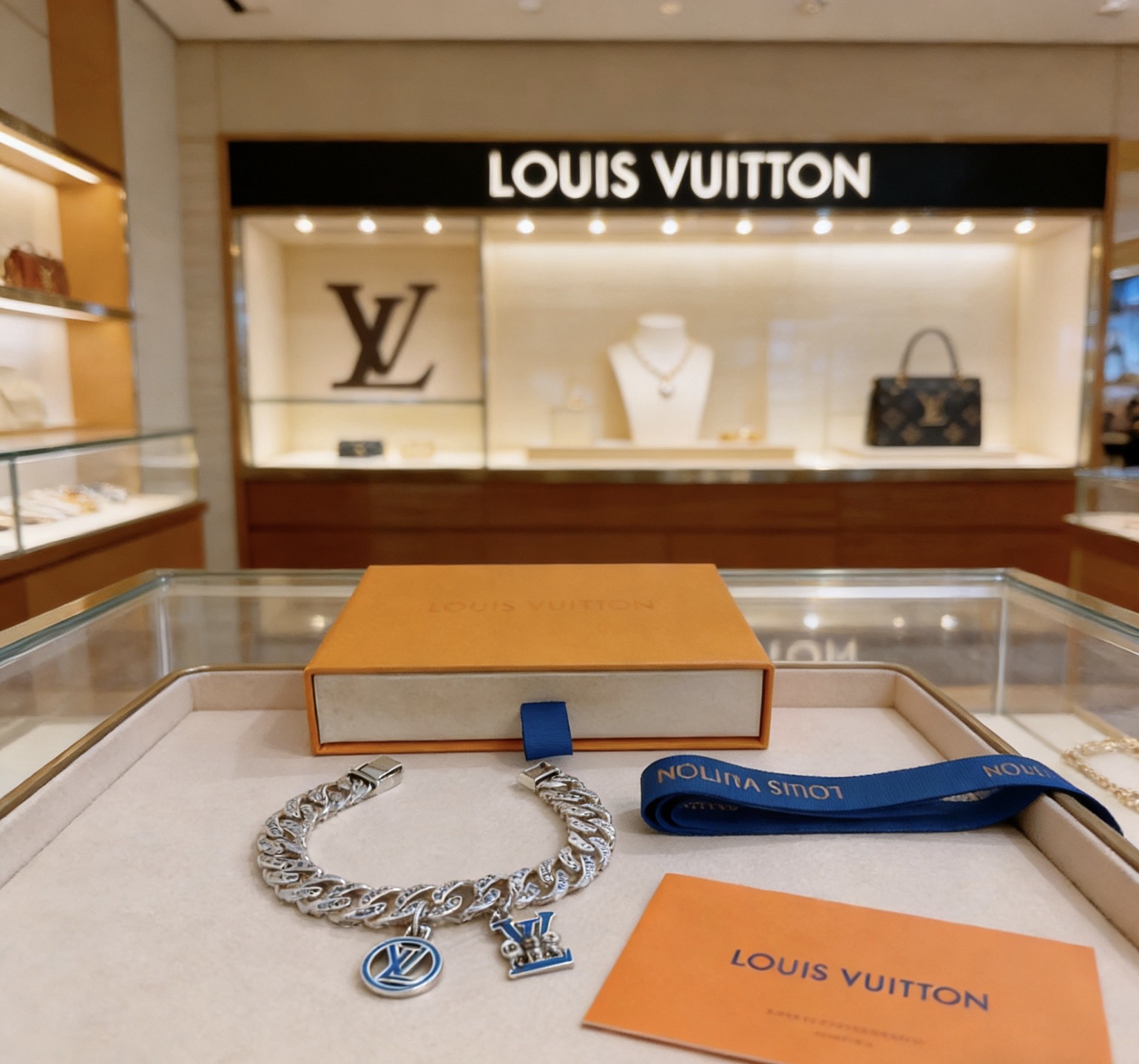Louis Vuitton 高品质路易威登LV手链 潮流 男女均可佩戴 同款 摇滚朋克泰银风格 元素 潮流百搭 项链最新款链条档次更高明星 款手链古巴链系列 银手链