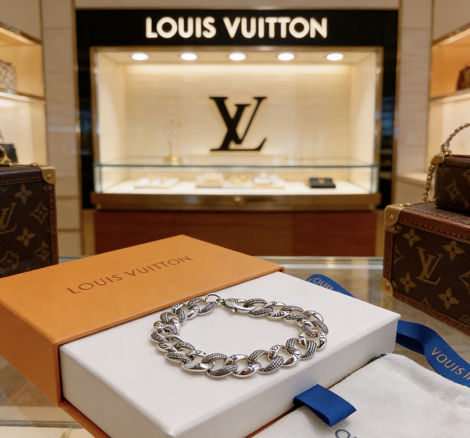 Louis Vuitton 高品质路易威登LV手链 潮流 男女均可佩戴 同款 摇滚朋克泰银风格 元素 潮流百搭 项链最新款链条档次更高明星 款手链古巴链系列 银手链