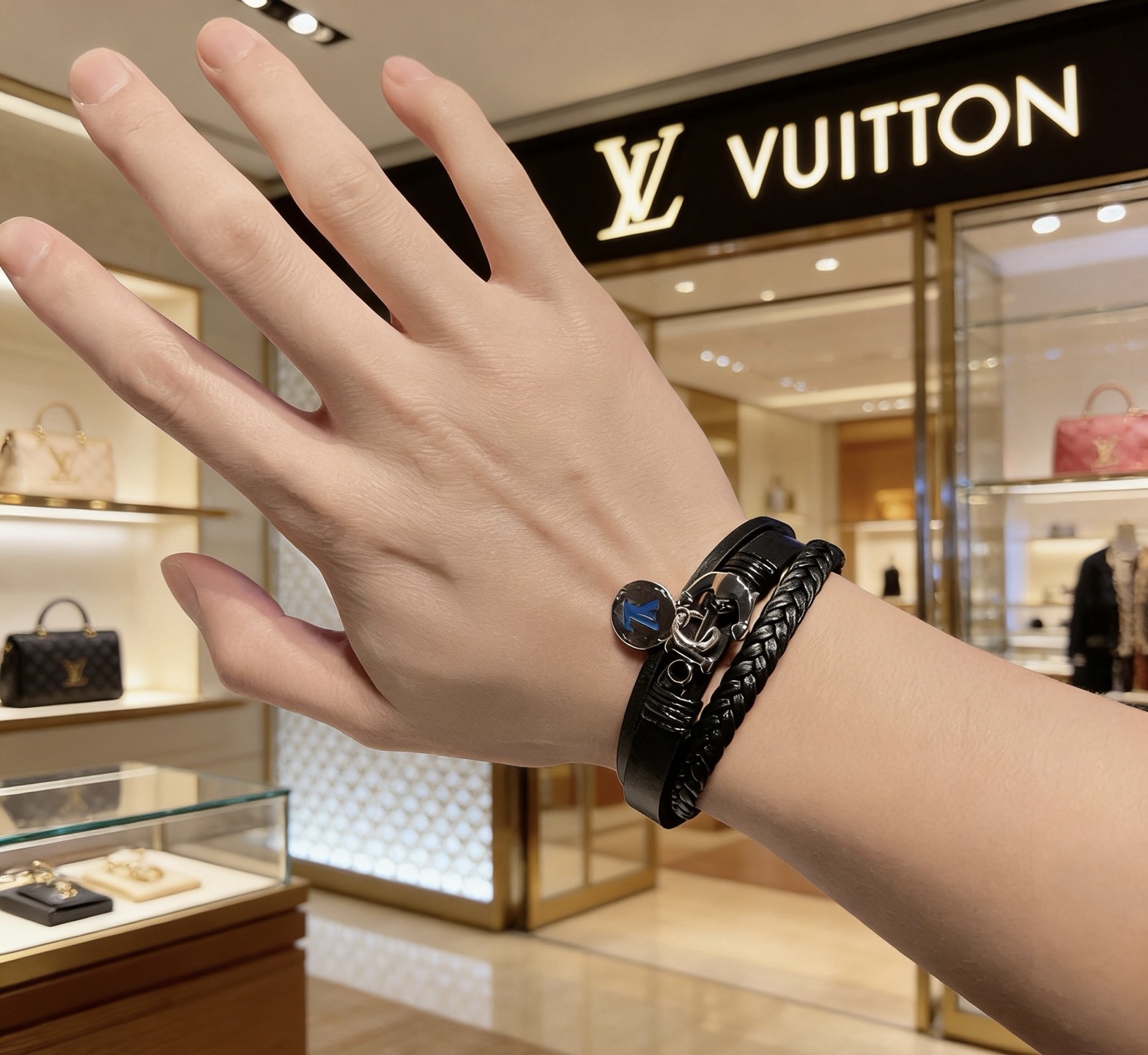Louis Vuitton 路易威登LV牛皮手链 潮流 男女均可佩戴