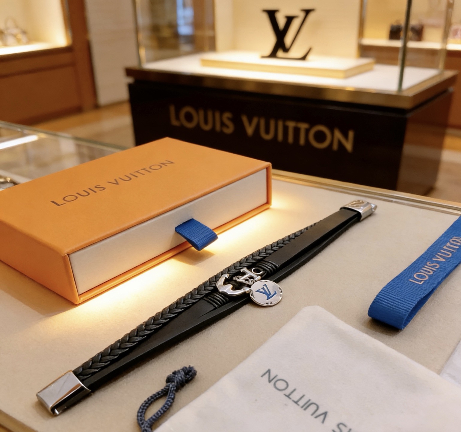 Louis Vuitton 路易威登LV牛皮手链 潮流 男女均可佩戴