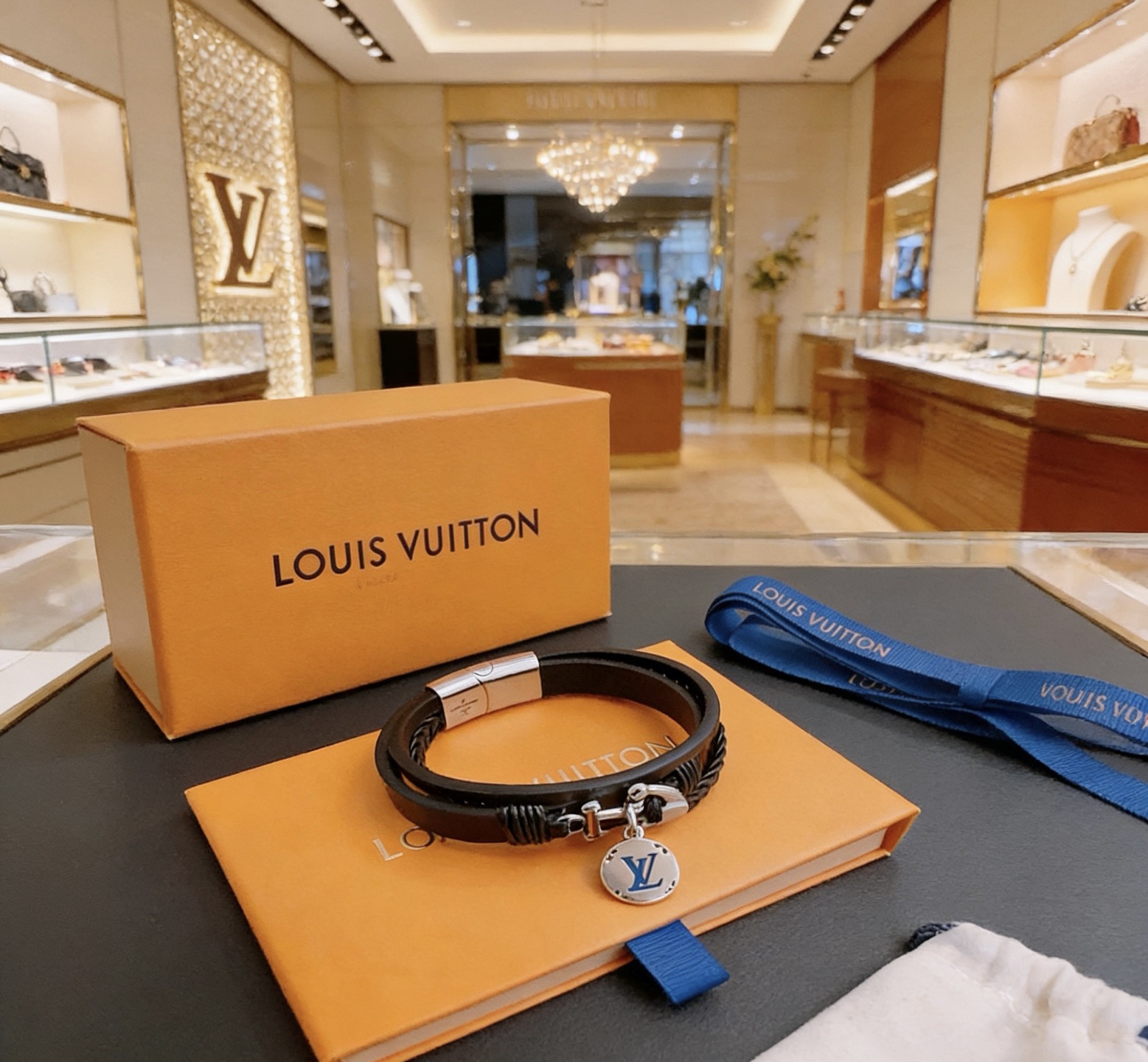 Louis Vuitton 路易威登LV牛皮手链 潮流 男女均可佩戴