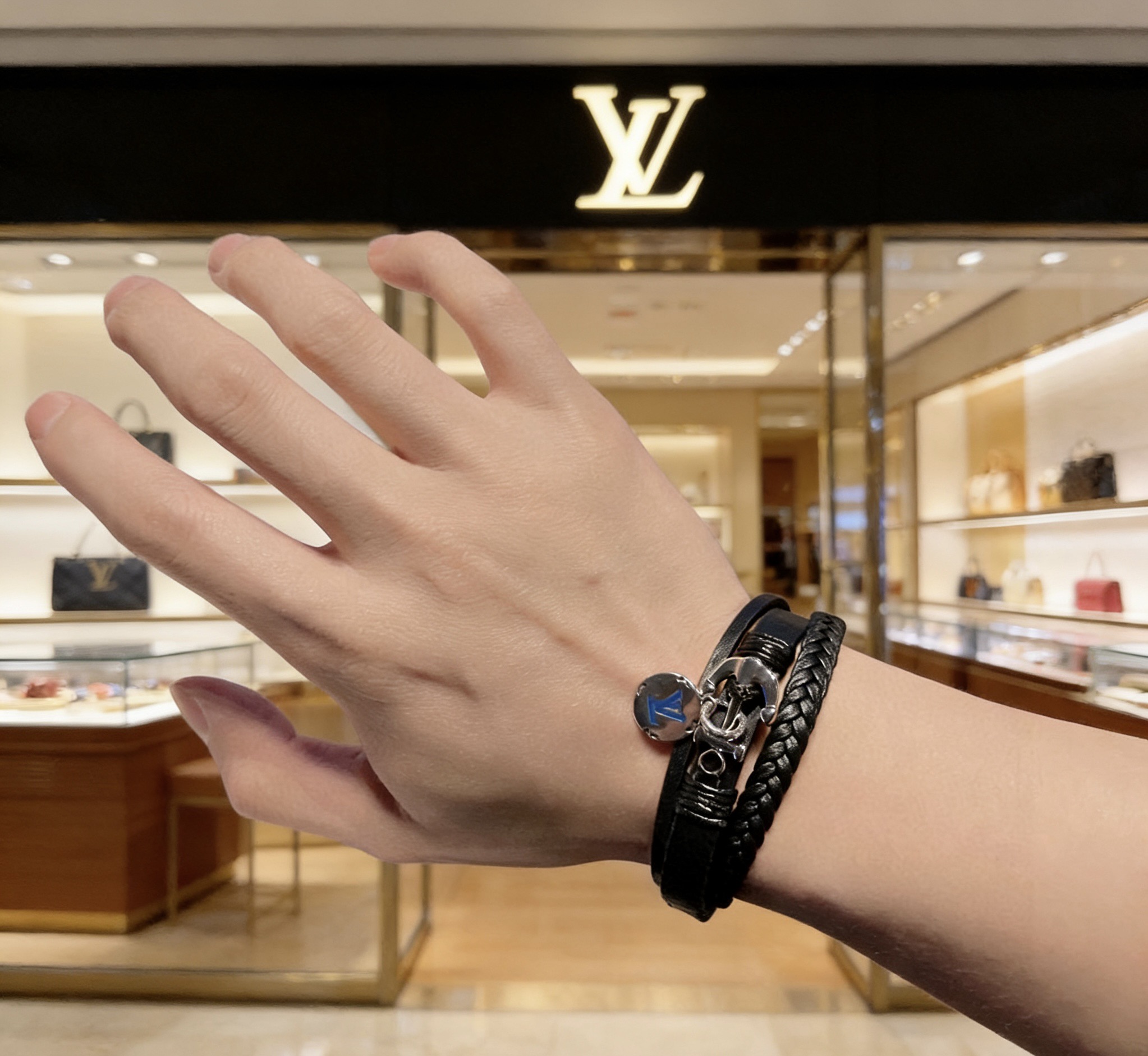 Louis Vuitton 路易威登LV牛皮手链 潮流 男女均可佩戴