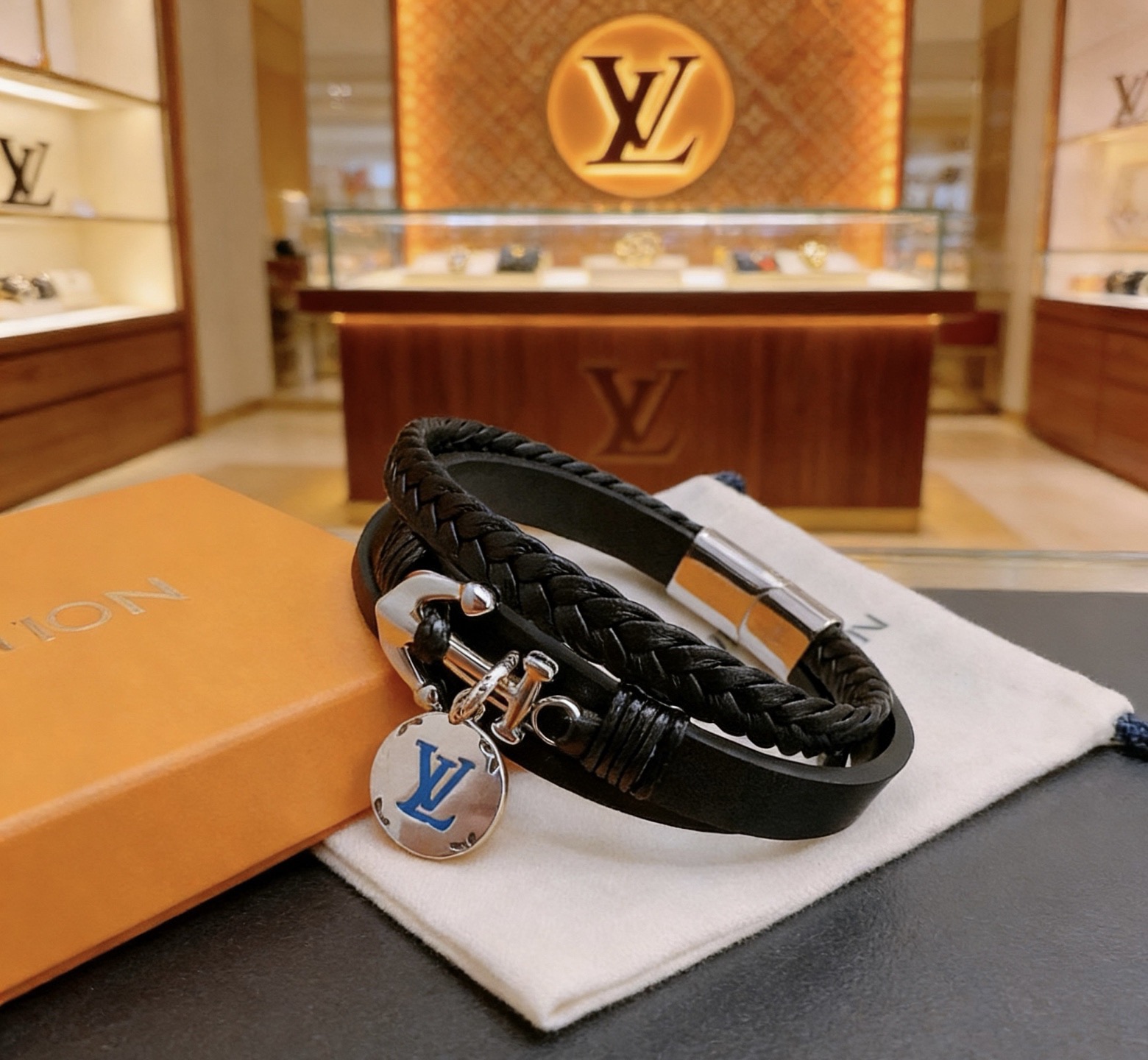 Louis Vuitton 路易威登LV牛皮手链 潮流 男女均可佩戴