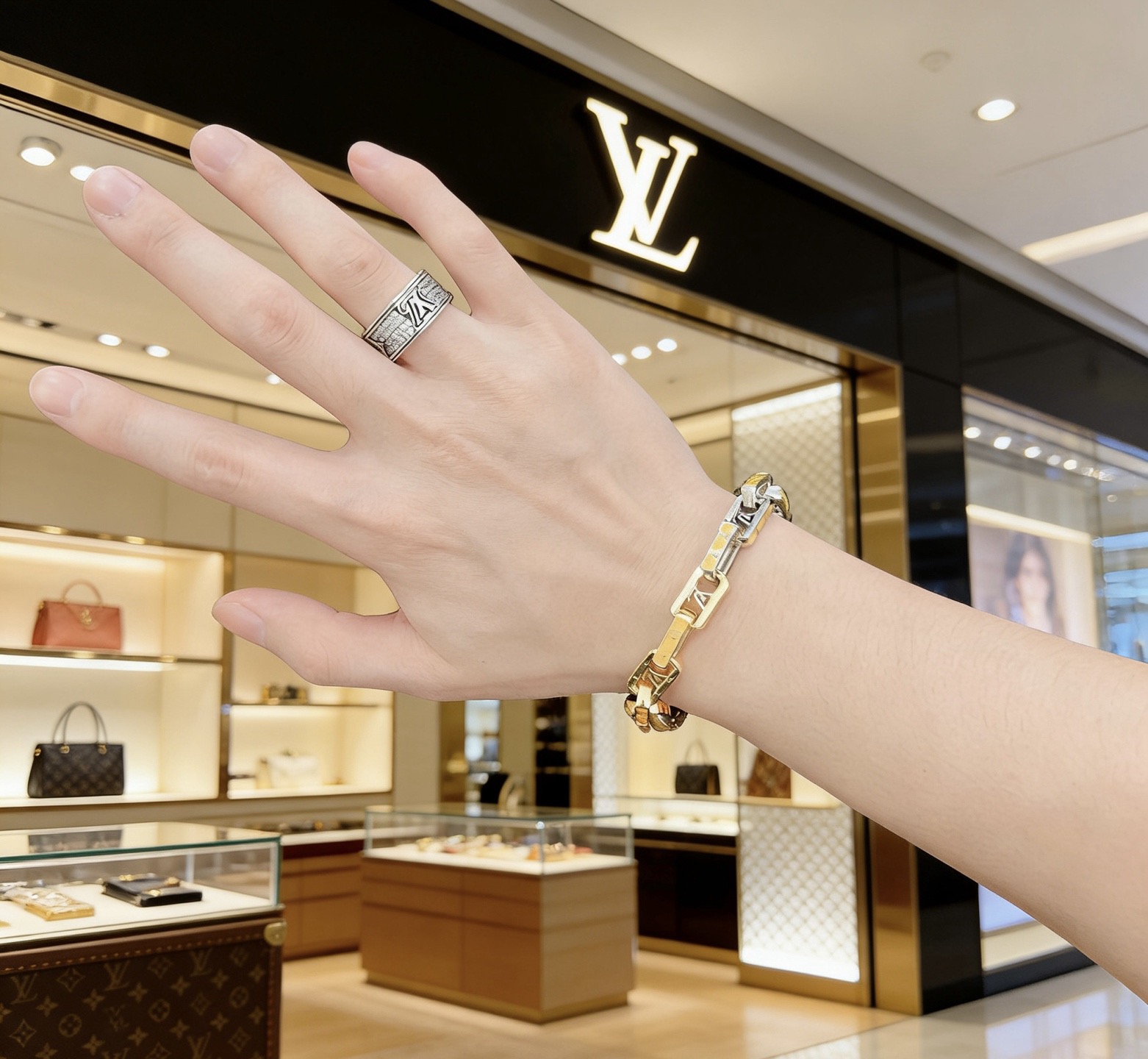 Louis Vuitton 高品质新款法郎路易威登LV手链 潮流 男女均可佩戴 同款 摇滚朋克泰银风格 元素 潮流百搭 项链最新款链条档次更高明星 款手链古巴链系列 银手链
