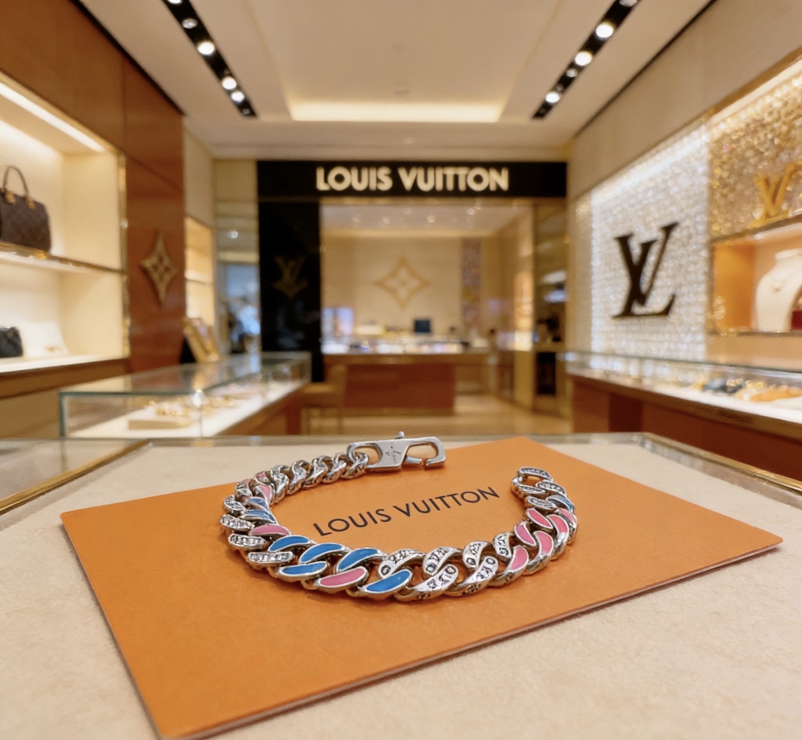 Louis Vuitton 新款高品质路易威登LV手链 潮流 男女均可佩戴 同款 摇滚朋克泰银风格 元素 潮流百搭 项链最新款链条档次更高明星 款手链古巴链系列 银手链