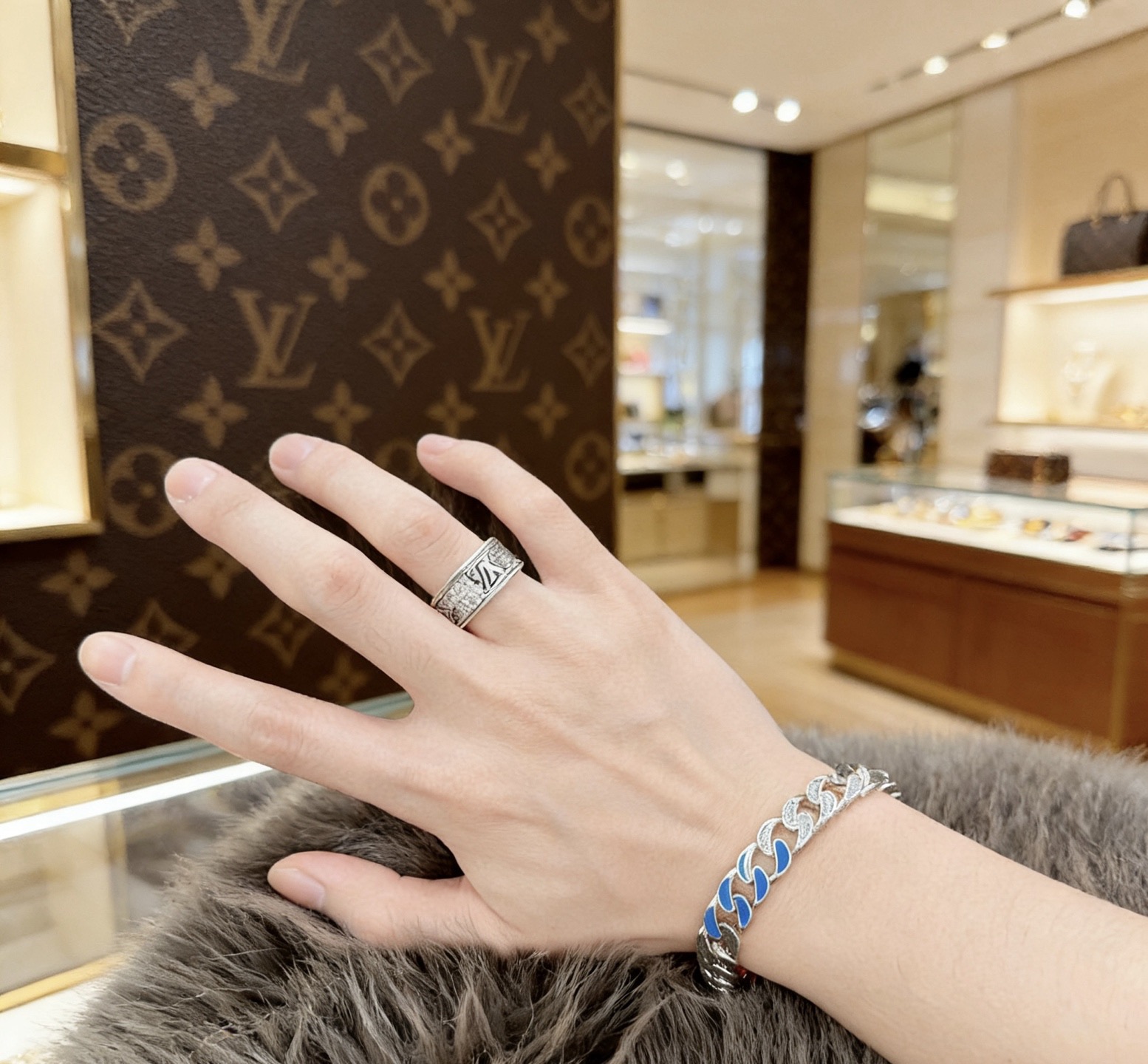 Louis Vuitton 新款高品质路易威登LV手链 潮流 男女均可佩戴 同款 摇滚朋克泰银风格 元素 潮流百搭 项链最新款链条档次更高明星 款手链古巴链系列 银手链