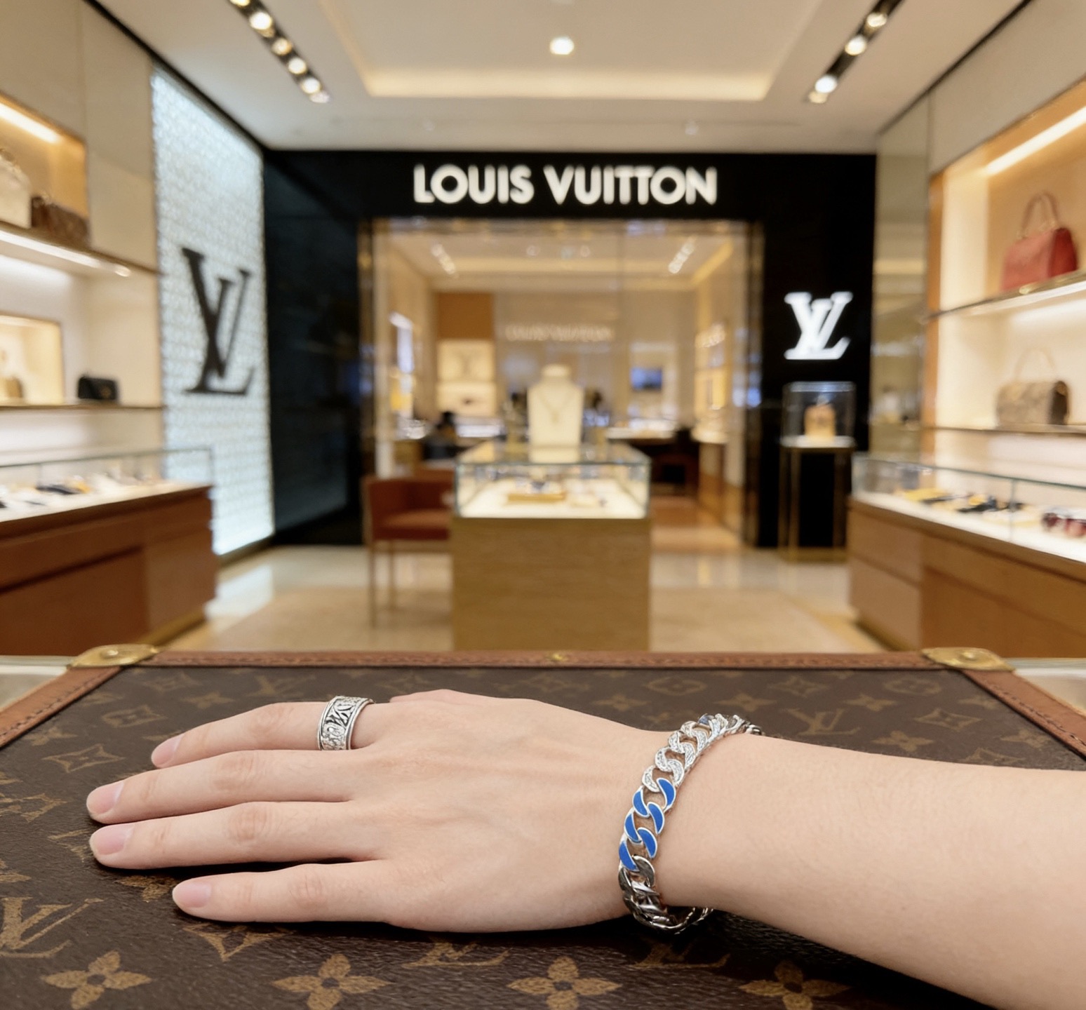 Louis Vuitton 新款高品质路易威登LV手链 潮流 男女均可佩戴 同款 摇滚朋克泰银风格 元素 潮流百搭 项链最新款链条档次更高明星 款手链古巴链系列 银手链