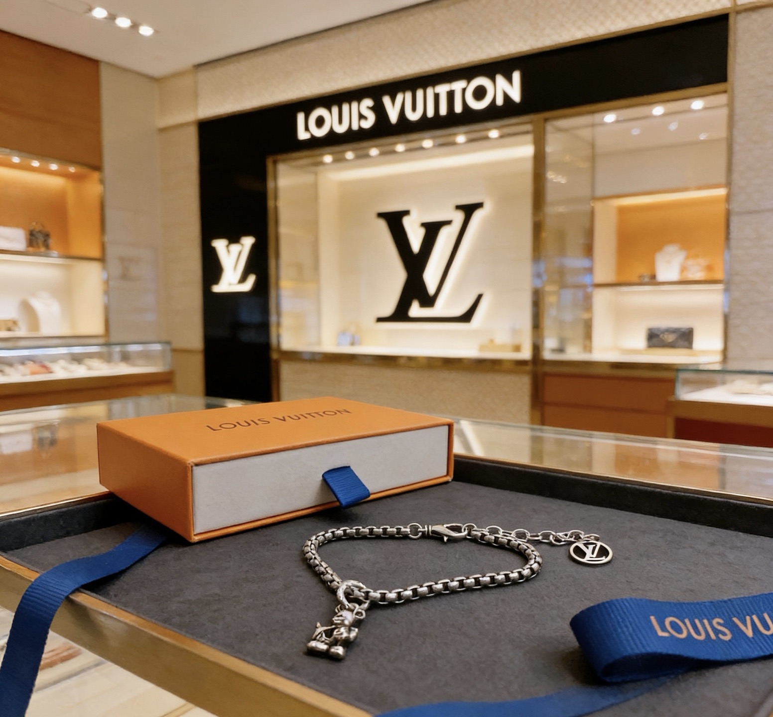 Louis Vuitton 高品质LV路易威登手链 潮流 男女均可佩戴 同款 摇滚朋克泰银风格 元素 潮流百搭 项链最新款链条档次更高明星 款手链古巴链系列 银手链