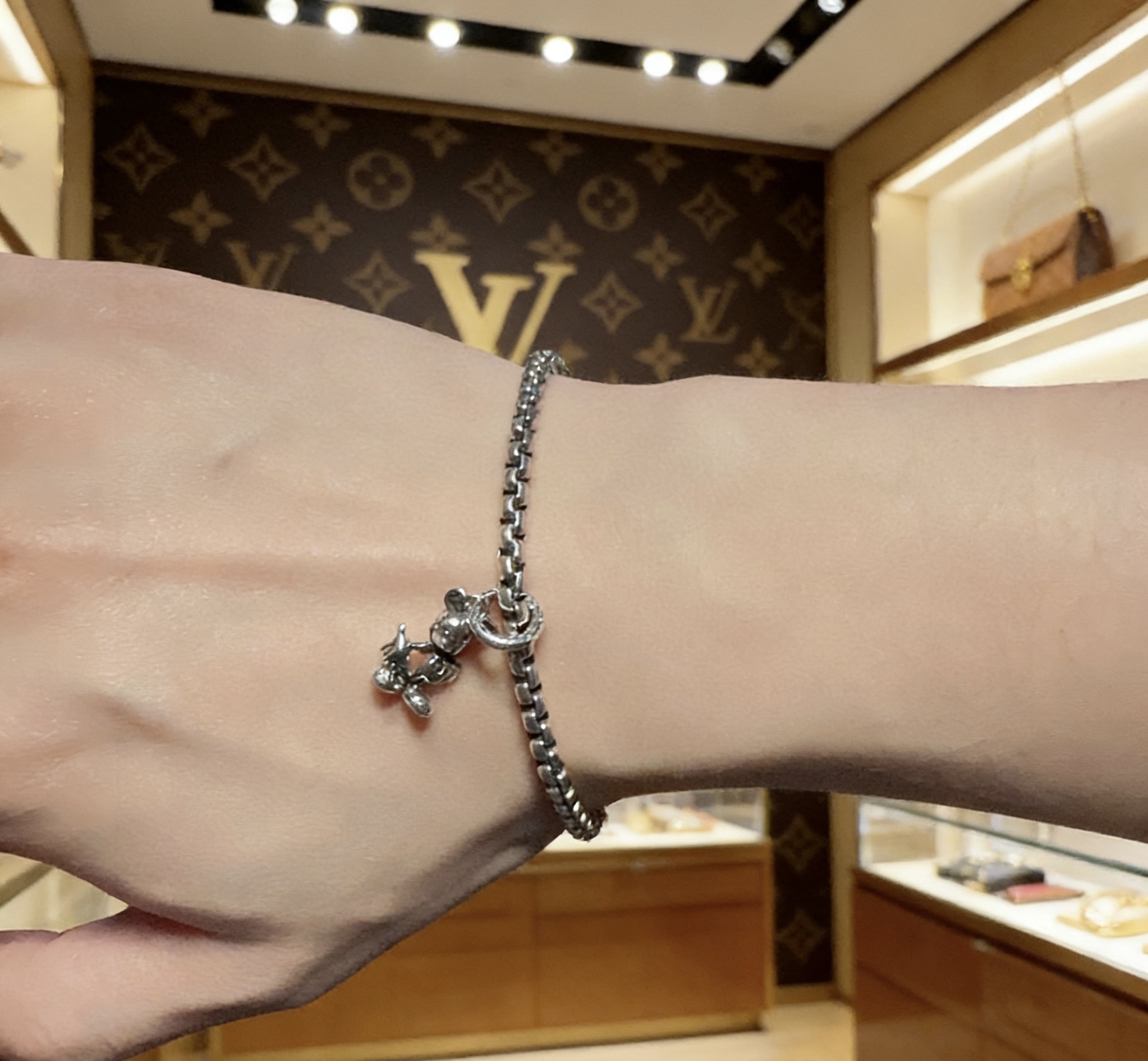 Louis Vuitton 高品质LV路易威登手链 潮流 男女均可佩戴 同款 摇滚朋克泰银风格 元素 潮流百搭 项链最新款链条档次更高明星 款手链古巴链系列 银手链