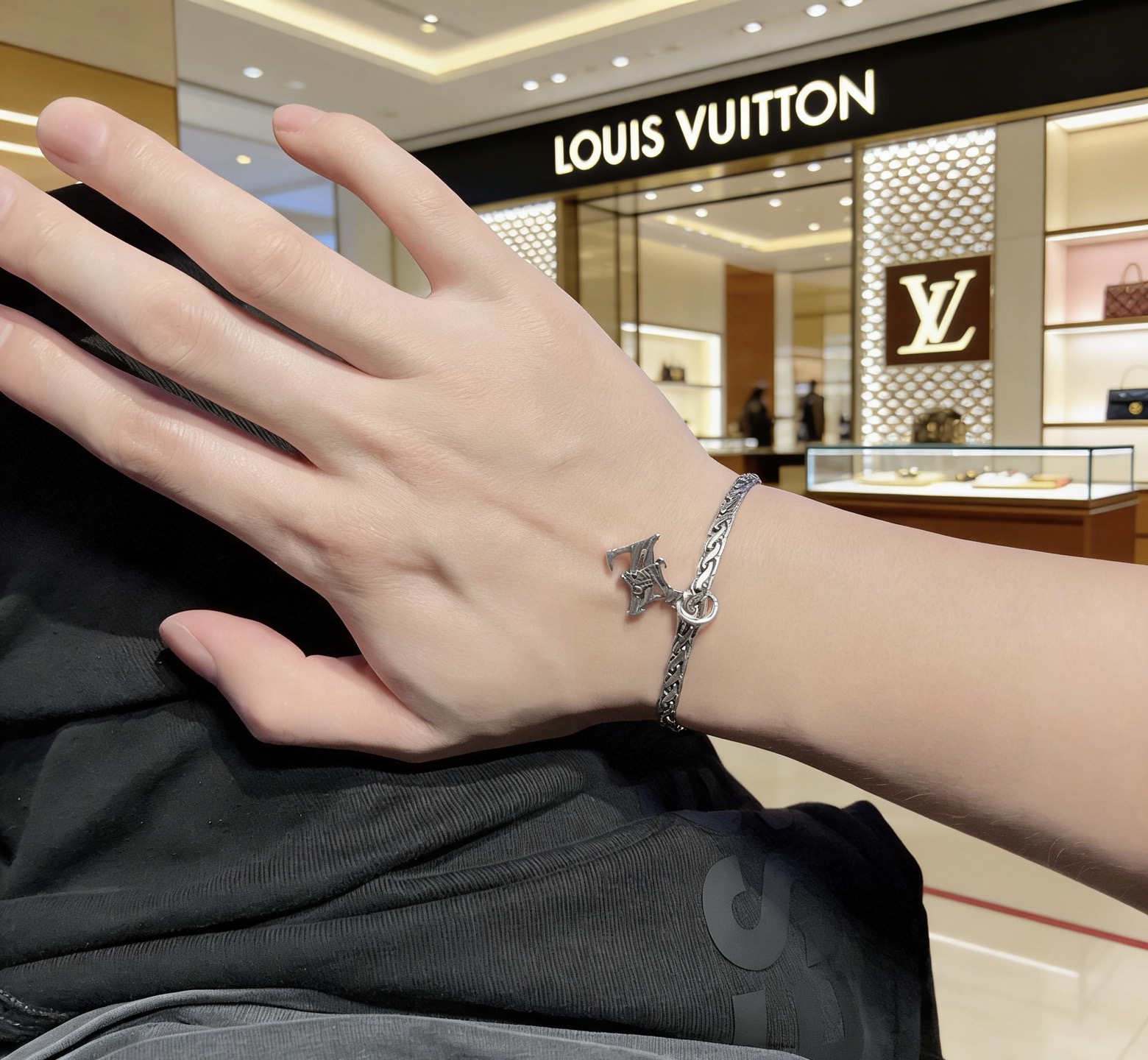 Louis Vuitton 高品质LV路易威登手链 潮流 男女均可佩戴 同款 摇滚朋克泰银风格 元素 潮流百搭 项链最新款链条档次更高明星 款手链古巴链系列 银手链