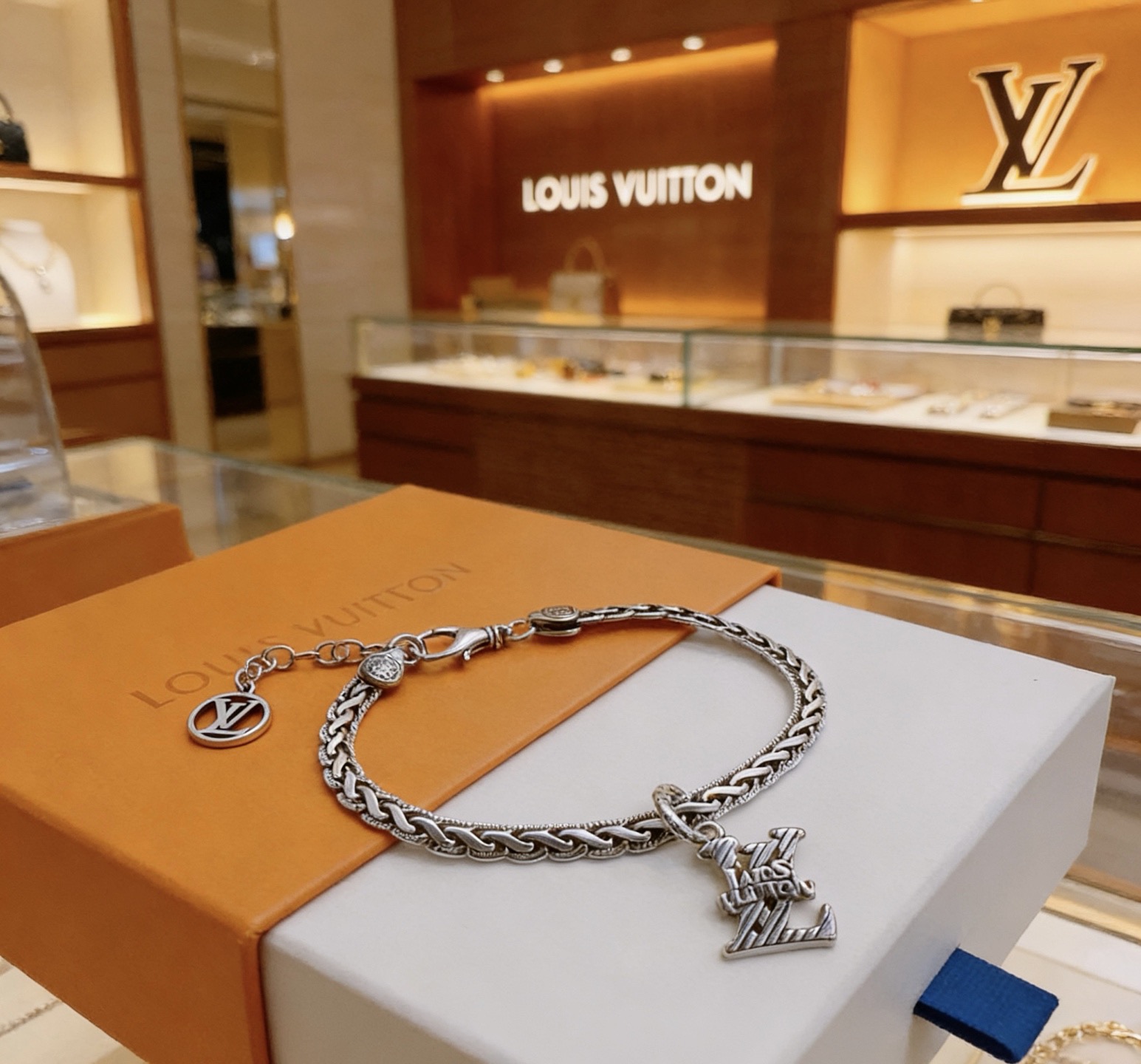 Louis Vuitton 高品质LV路易威登手链 潮流 男女均可佩戴 同款 摇滚朋克泰银风格 元素 潮流百搭 项链最新款链条档次更高明星 款手链古巴链系列 银手链
