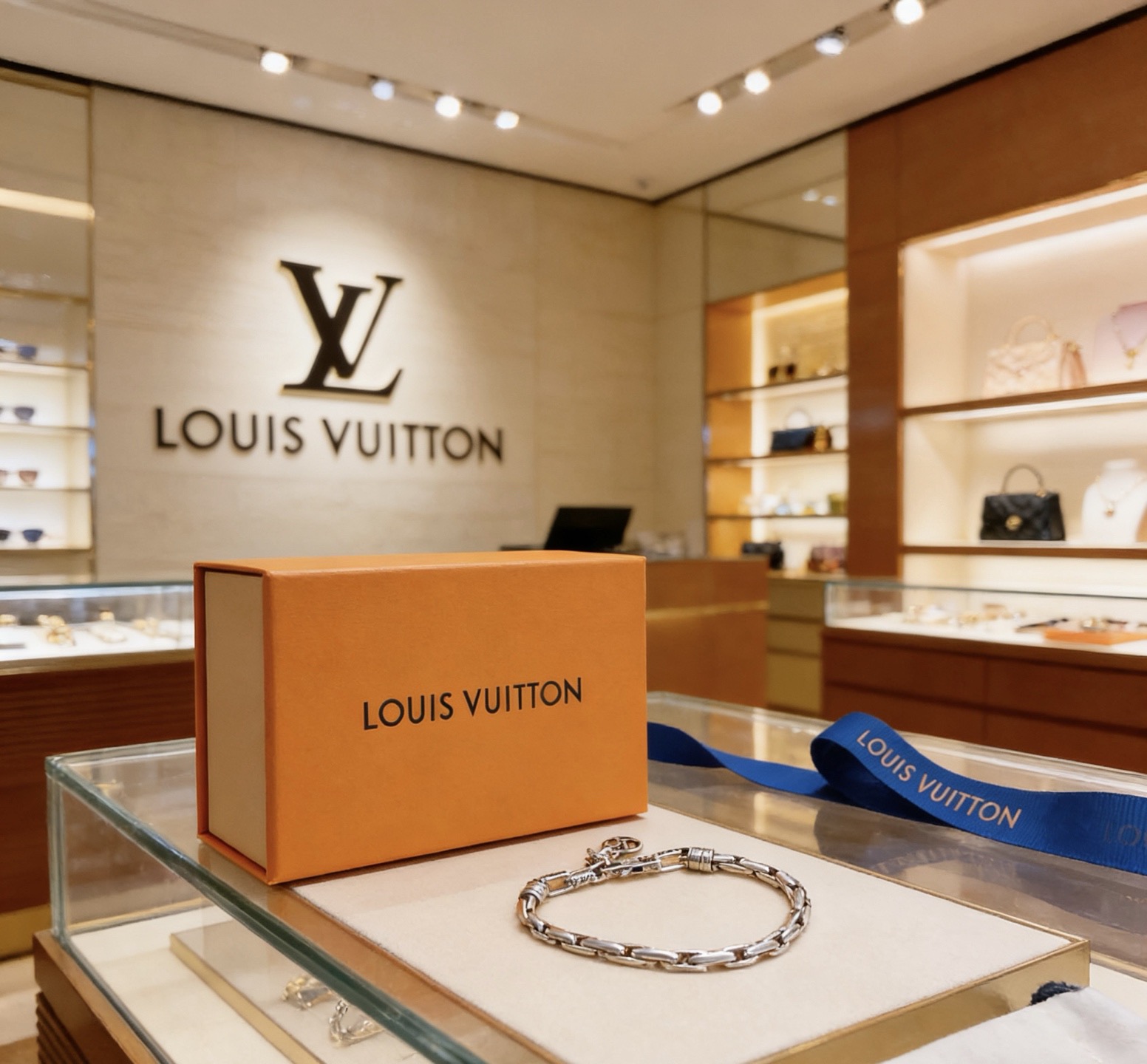 Louis Vuitton 高品质LV路易威登手链 潮流 男女均可佩戴 同款 摇滚朋克泰银风格 元素 潮流百搭 项链最新款链条档次更高明星 款手链古巴链系列 银手链
