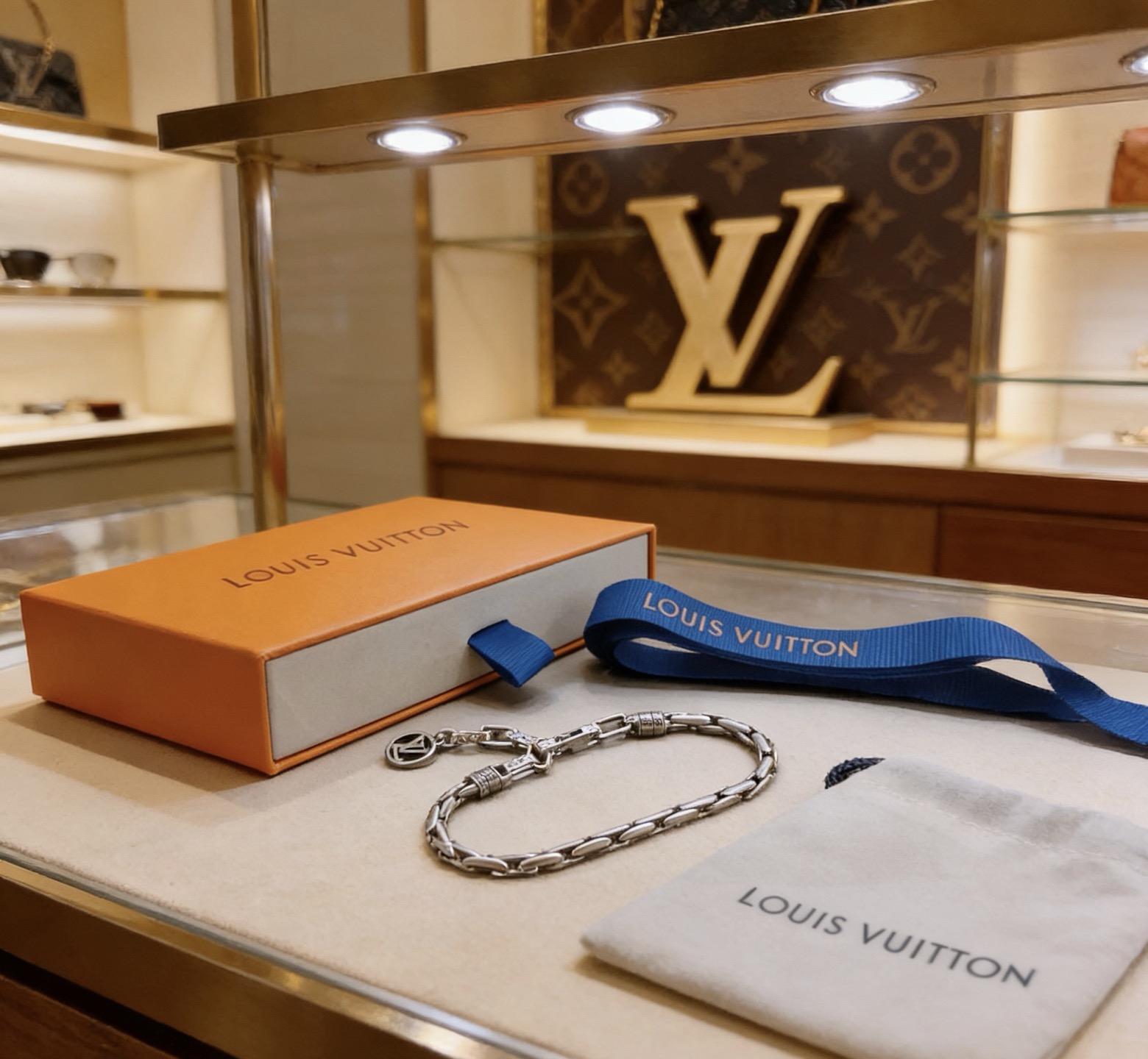 Louis Vuitton 高品质LV路易威登手链 潮流 男女均可佩戴 同款 摇滚朋克泰银风格 元素 潮流百搭 项链最新款链条档次更高明星 款手链古巴链系列 银手链