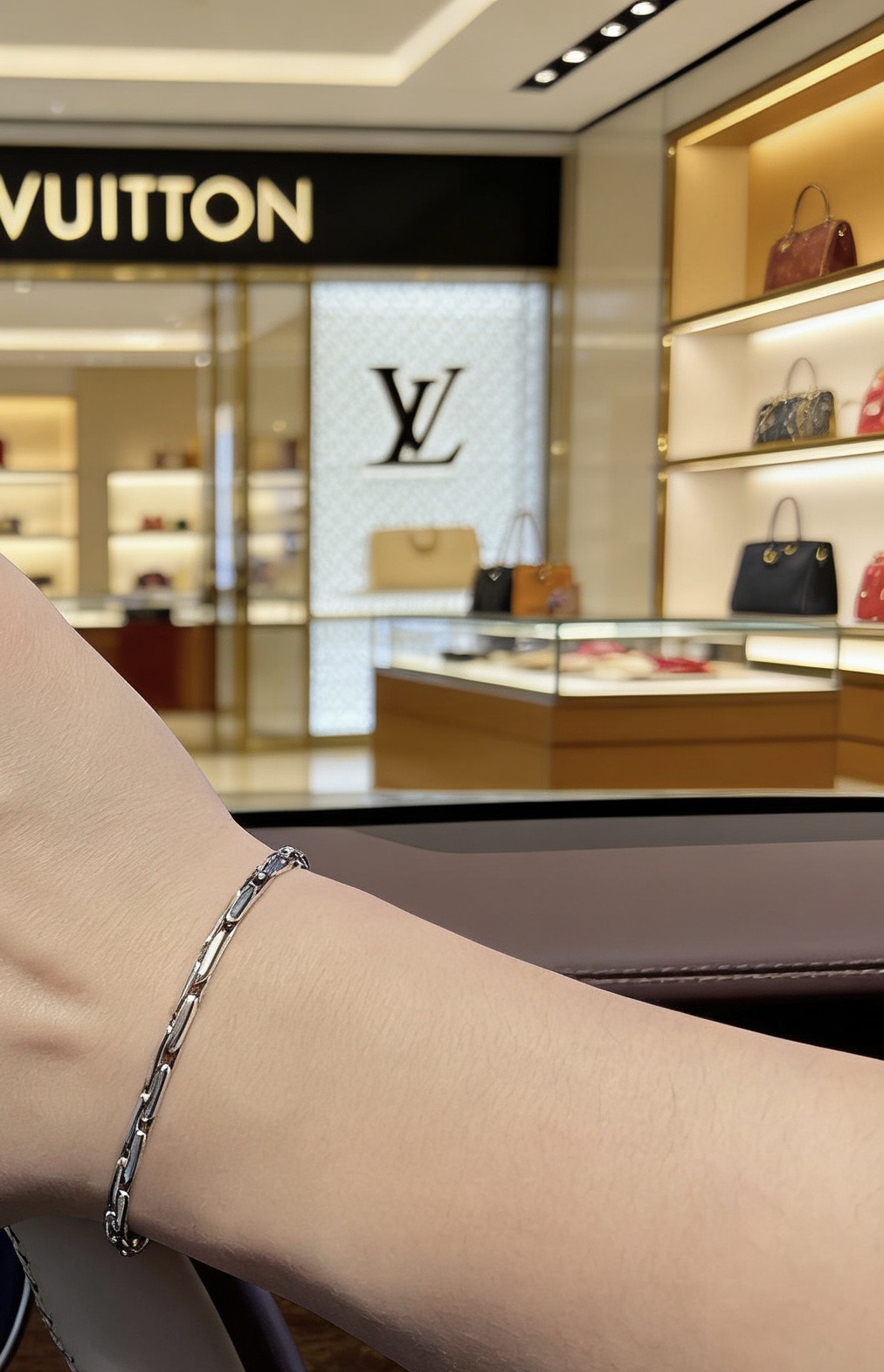 Louis Vuitton 高品质LV路易威登手链 潮流 男女均可佩戴 同款 摇滚朋克泰银风格 元素 潮流百搭 项链最新款链条档次更高明星 款手链古巴链系列 银手链