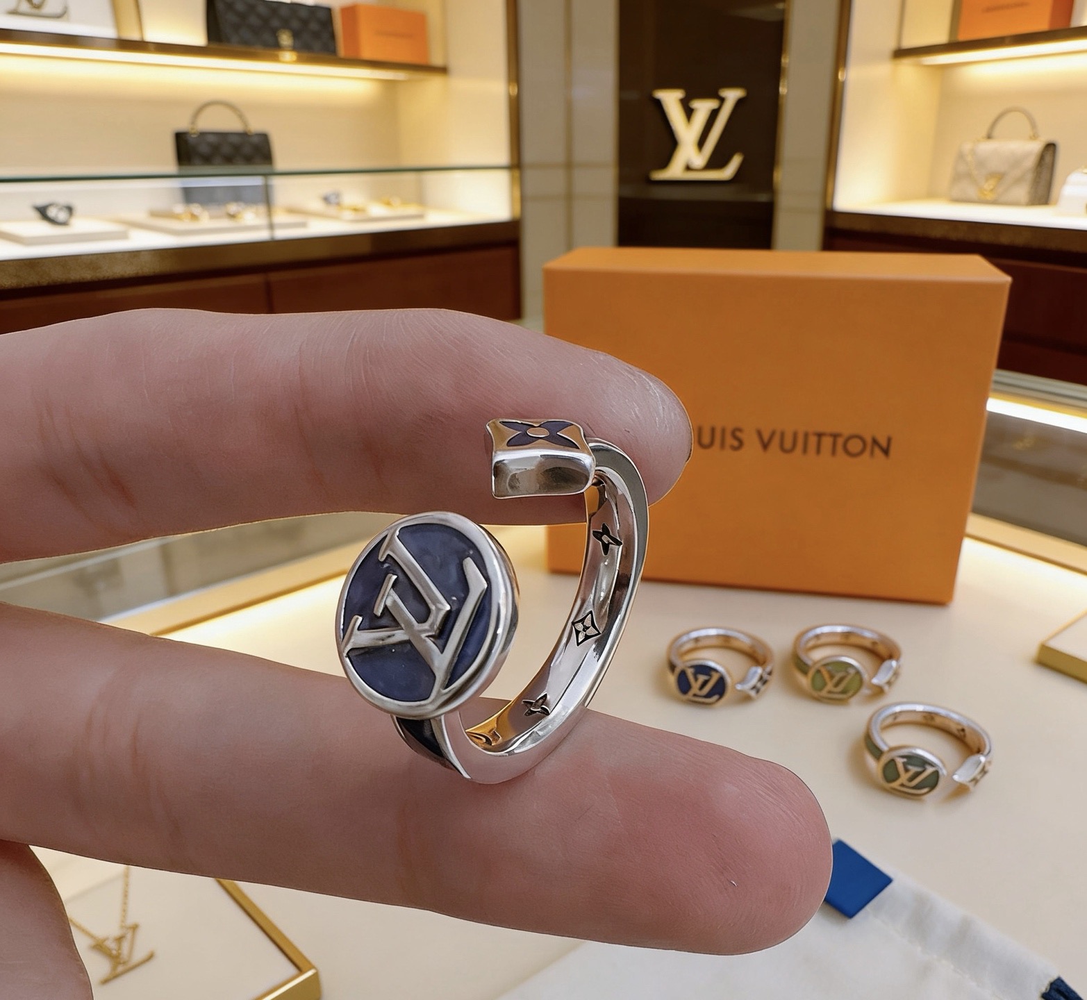 Louis Vuitton 高品质路易威登LV戒指（ ） 潮流 男女均可佩戴 同款 摇滚朋克泰银风格 元素 潮流百搭 项链最新款档次更高明星 款系列 银戒指