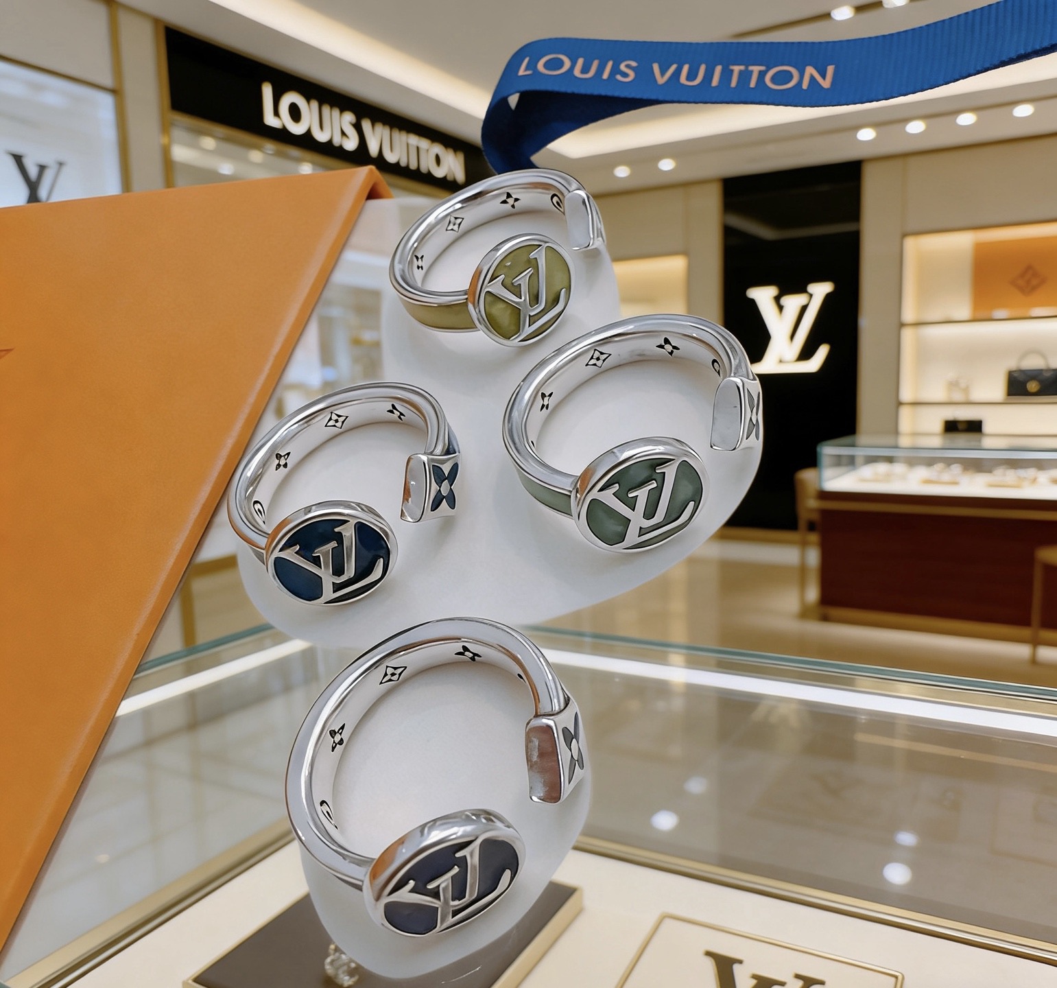 Louis Vuitton 高品质路易威登LV戒指（ ） 潮流 男女均可佩戴 同款 摇滚朋克泰银风格 元素 潮流百搭 项链最新款档次更高明星 款系列 银戒指