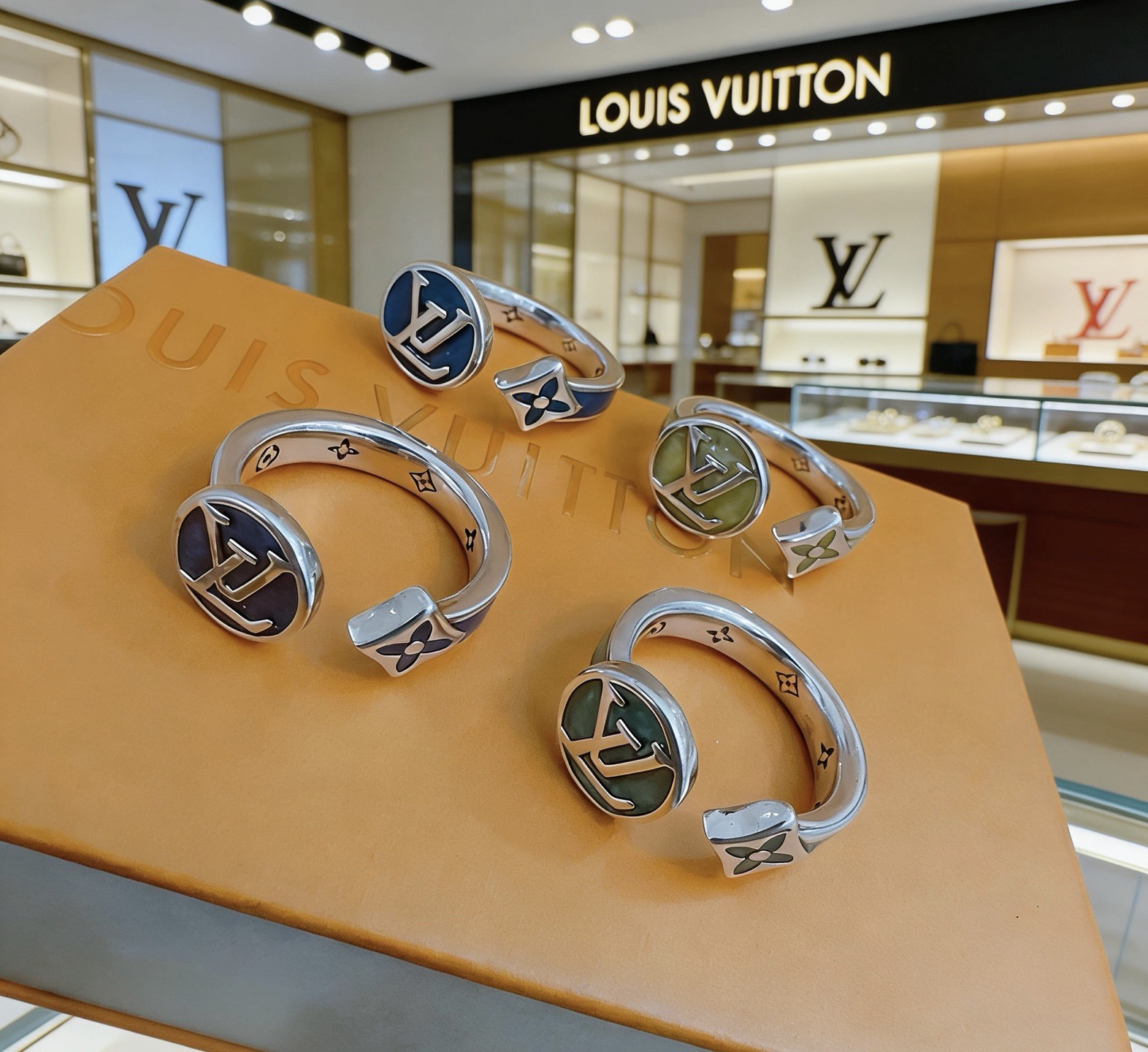 Louis Vuitton 高品质路易威登LV戒指（ ） 潮流 男女均可佩戴 同款 摇滚朋克泰银风格 元素 潮流百搭 项链最新款档次更高明星 款系列 银戒指