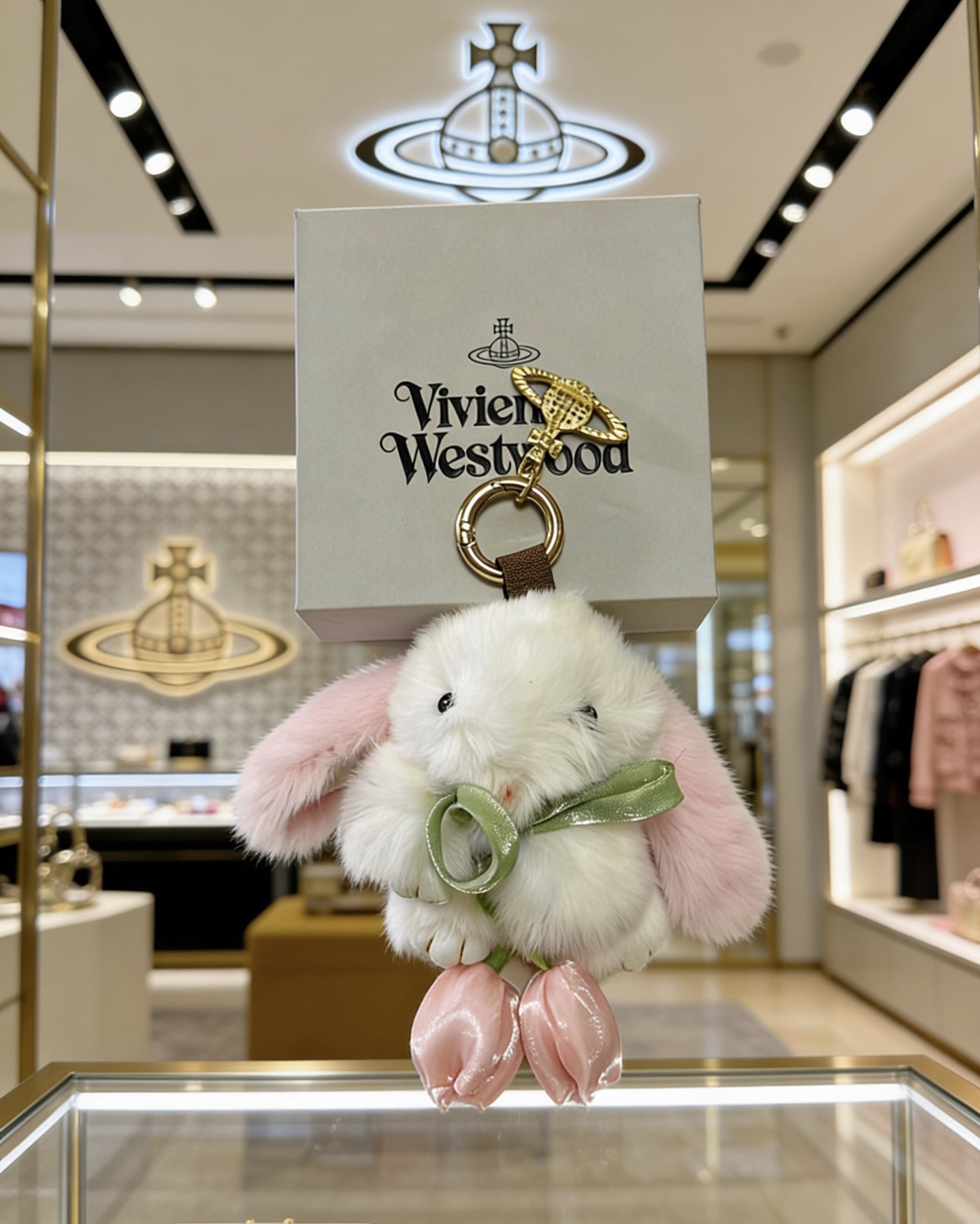 Vivienne Westwood 新品发布 西太后 包包扣 最新款包包挂饰档次更高 Anger Forest系列 款联名设计理念钥匙扣系列