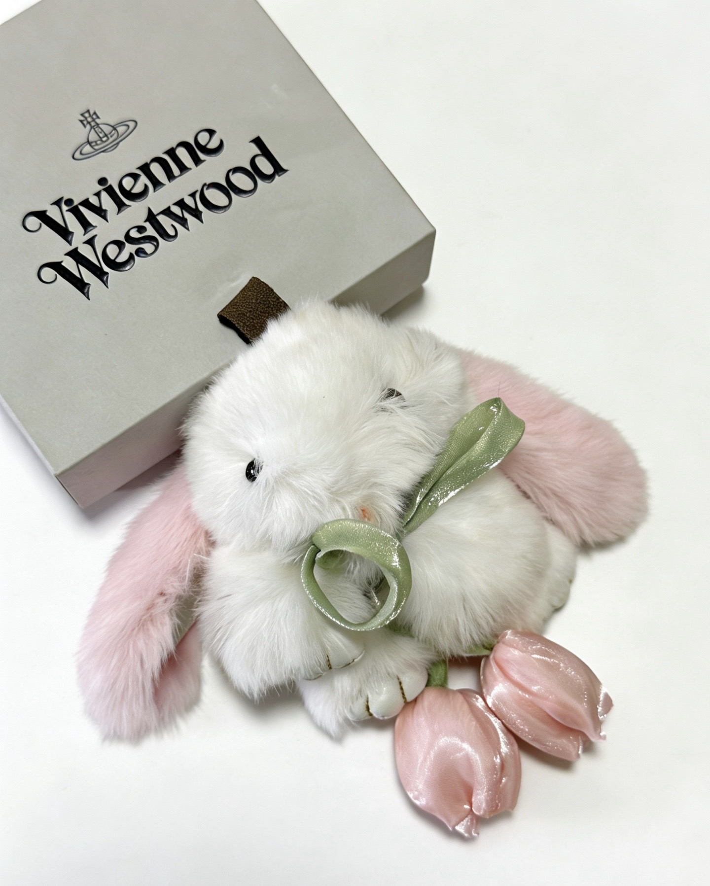 Vivienne Westwood 新品发布 西太后 包包扣 最新款包包挂饰档次更高 Anger Forest系列 款联名设计理念钥匙扣系列