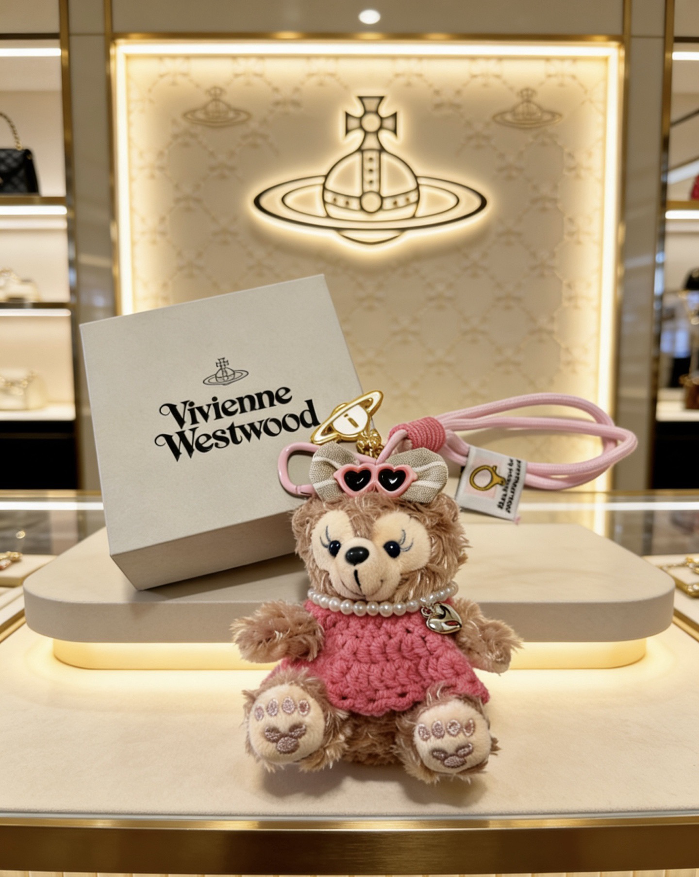 Vivienne Westwood 新品发布 西太后 包包扣 最新款包包挂饰档次更高 Anger Forest系列 款联名设计理念钥匙扣系列