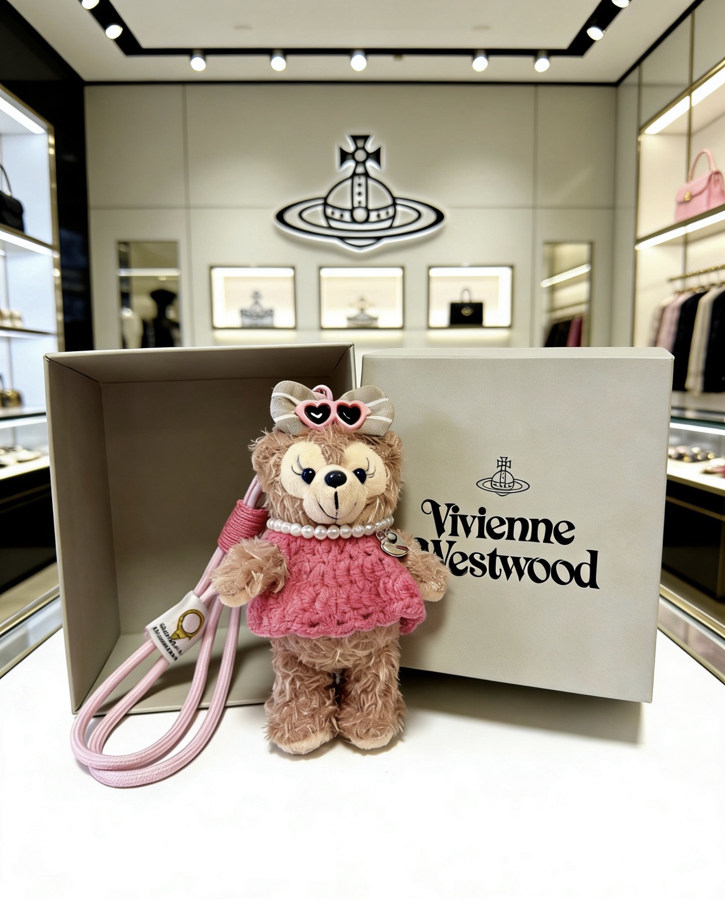 Vivienne Westwood 新品发布 西太后 包包扣 最新款包包挂饰档次更高 Anger Forest系列 款联名设计理念钥匙扣系列