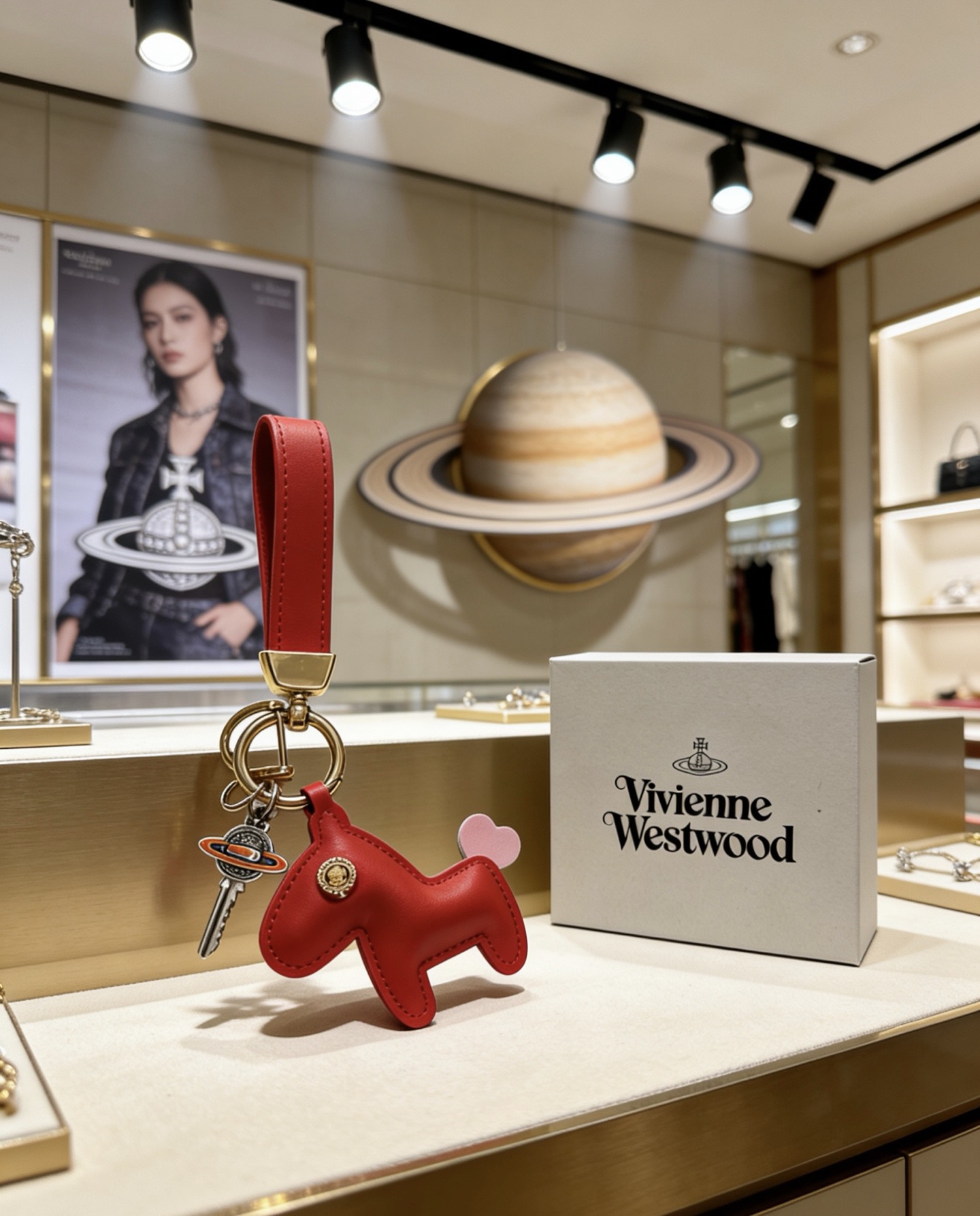 Vivienne Westwood 新品发布 西太后 包包扣 最新款包包挂饰档次更高 Anger Forest系列 款联名设计理念钥匙扣系列