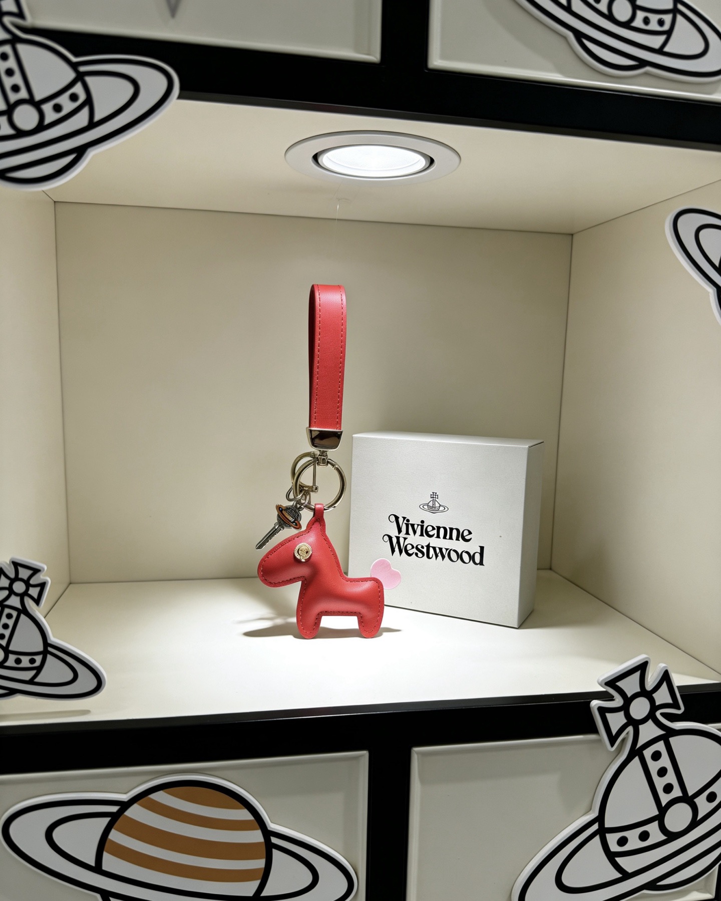 Vivienne Westwood 新品发布 西太后 包包扣 最新款包包挂饰档次更高 Anger Forest系列 款联名设计理念钥匙扣系列