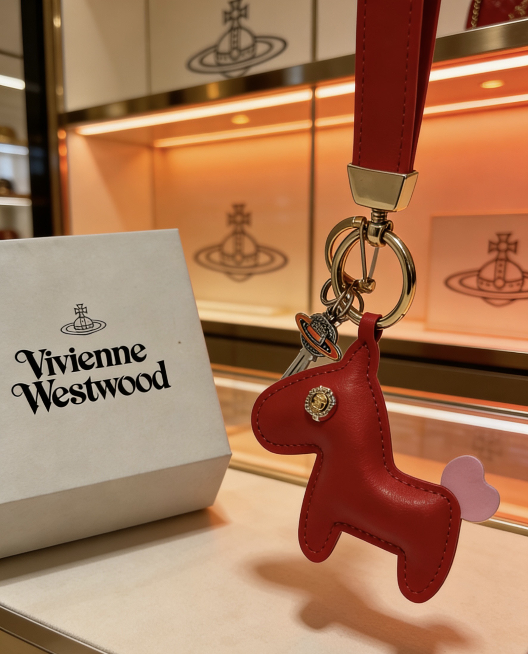 Vivienne Westwood 新品发布 西太后 包包扣 最新款包包挂饰档次更高 Anger Forest系列 款联名设计理念钥匙扣系列