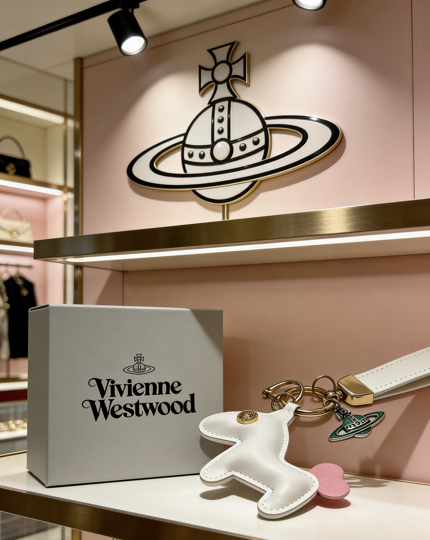 Vivienne Westwood 新品发布 西太后 包包扣 最新款包包挂饰档次更高 Anger Forest系列 款联名设计理念钥匙扣系列