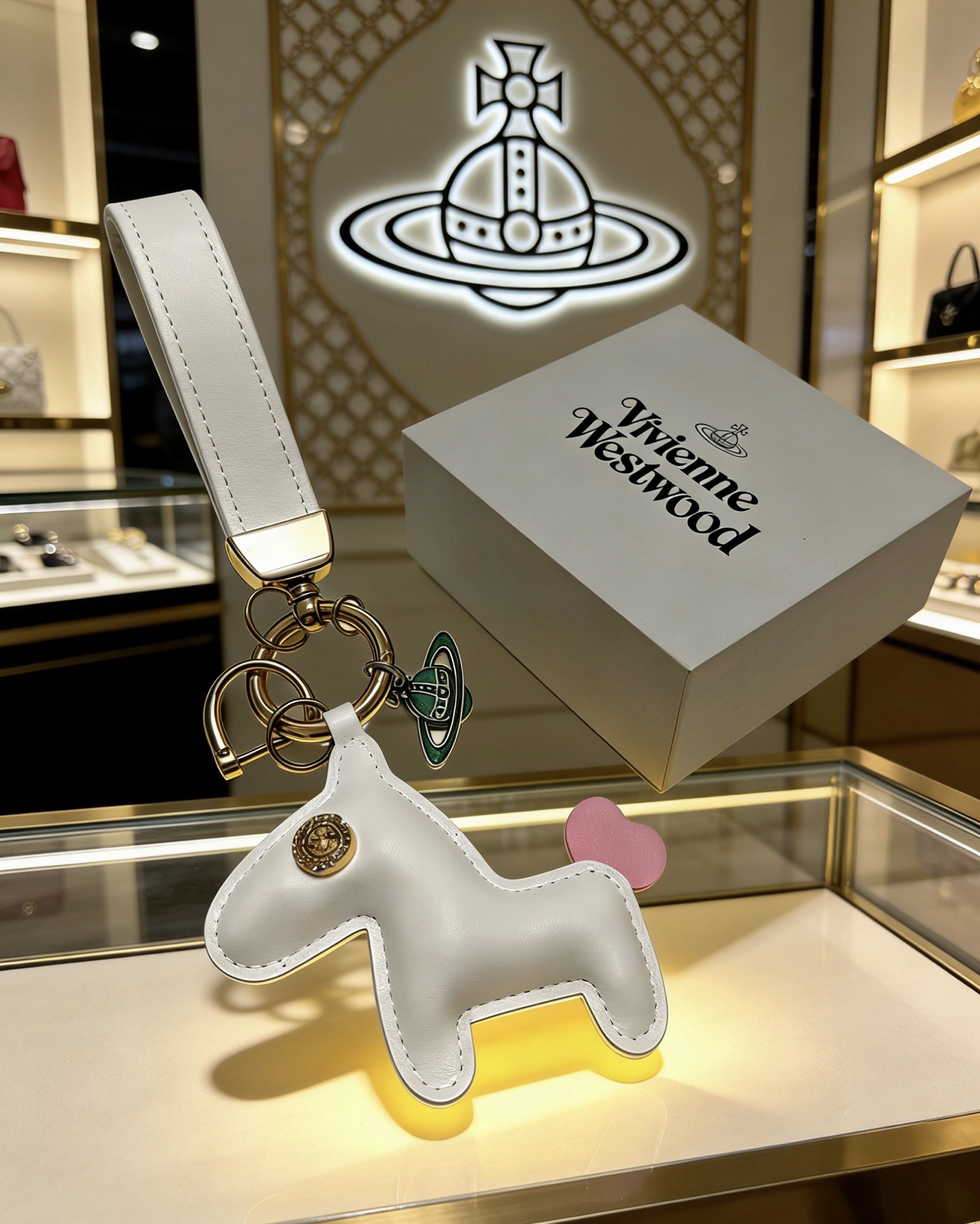 Vivienne Westwood 新品发布 西太后 包包扣 最新款包包挂饰档次更高 Anger Forest系列 款联名设计理念钥匙扣系列