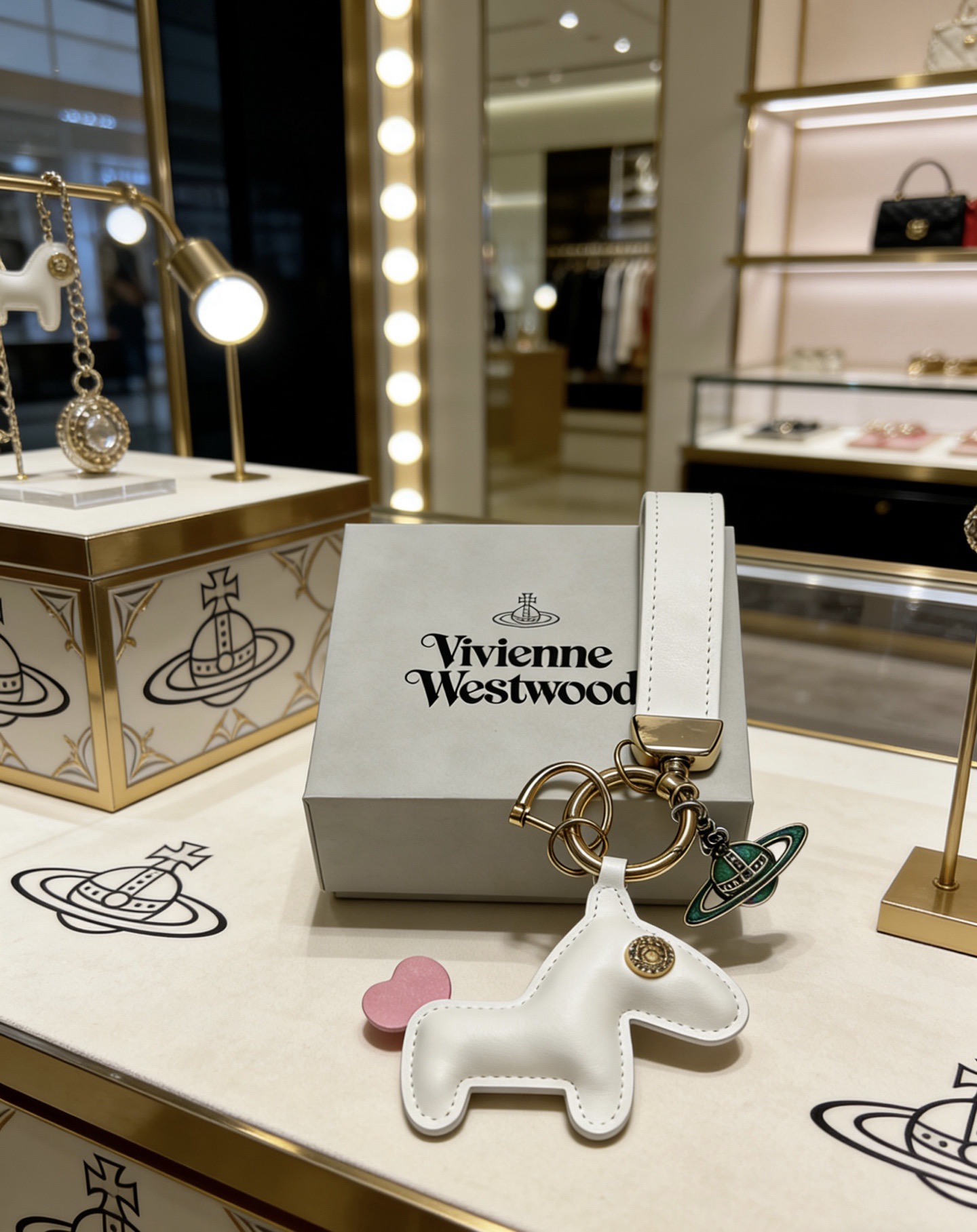 Vivienne Westwood 新品发布 西太后 包包扣 最新款包包挂饰档次更高 Anger Forest系列 款联名设计理念钥匙扣系列