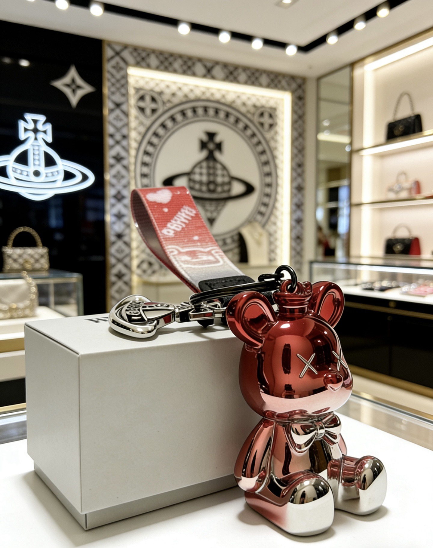 Vivienne Westwood 新品发布 西太后 包包扣 最新款包包挂饰档次更高 Anger Forest系列 款联名设计理念钥匙扣系列