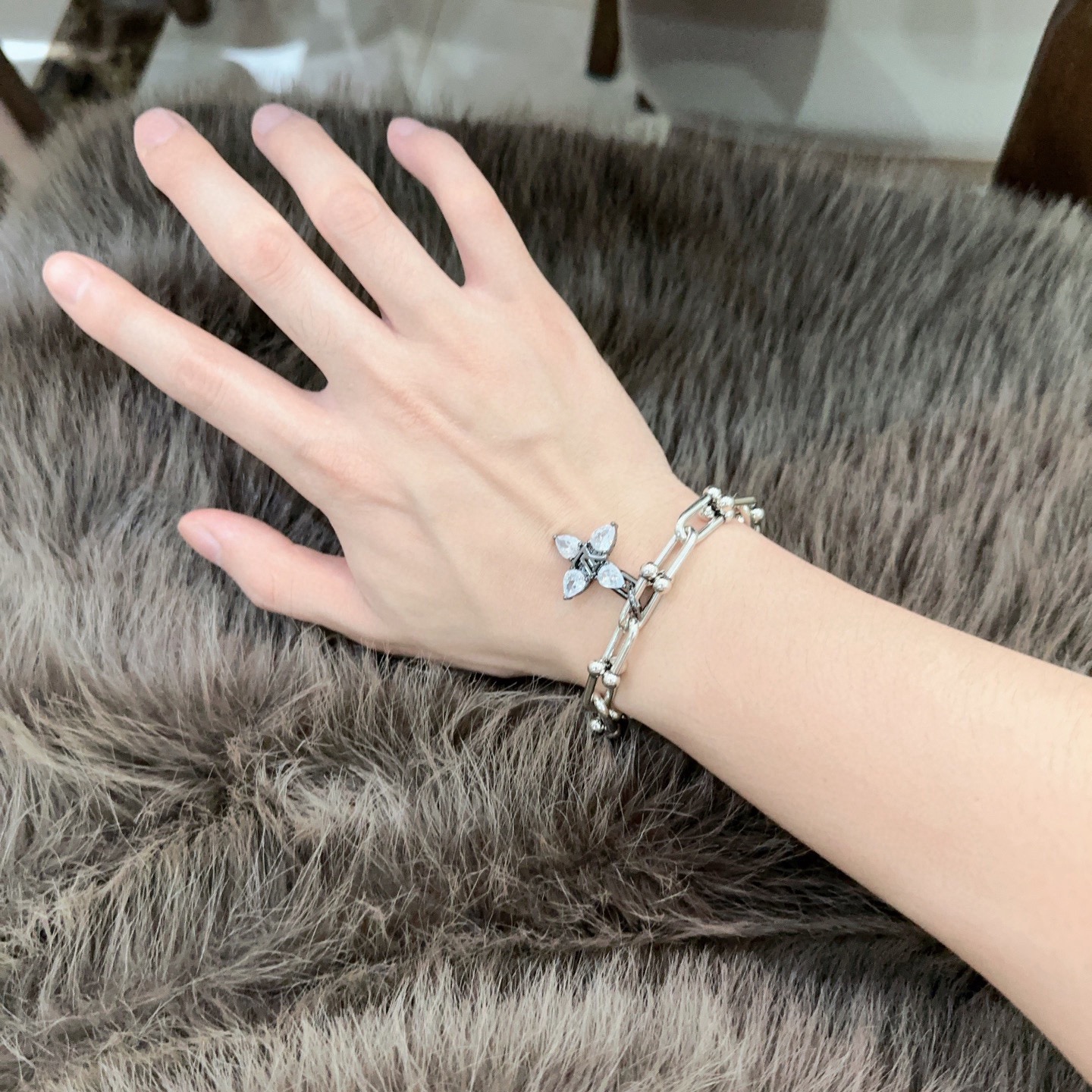 Louis Vuitton 高品质LV路易威登手链 潮流 男女均可佩戴 同款 摇滚朋克泰银风格 元素 潮流百搭 项链最新款链条档次更高明星 款手链古巴链系列 银手链