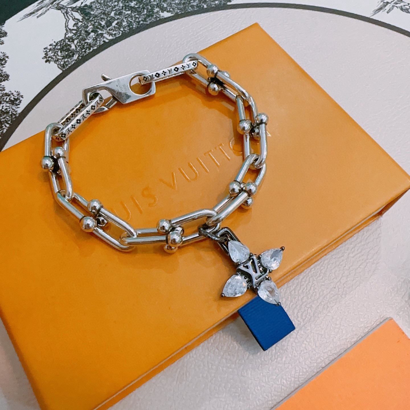Louis Vuitton 高品质LV路易威登手链 潮流 男女均可佩戴 同款 摇滚朋克泰银风格 元素 潮流百搭 项链最新款链条档次更高明星 款手链古巴链系列 银手链