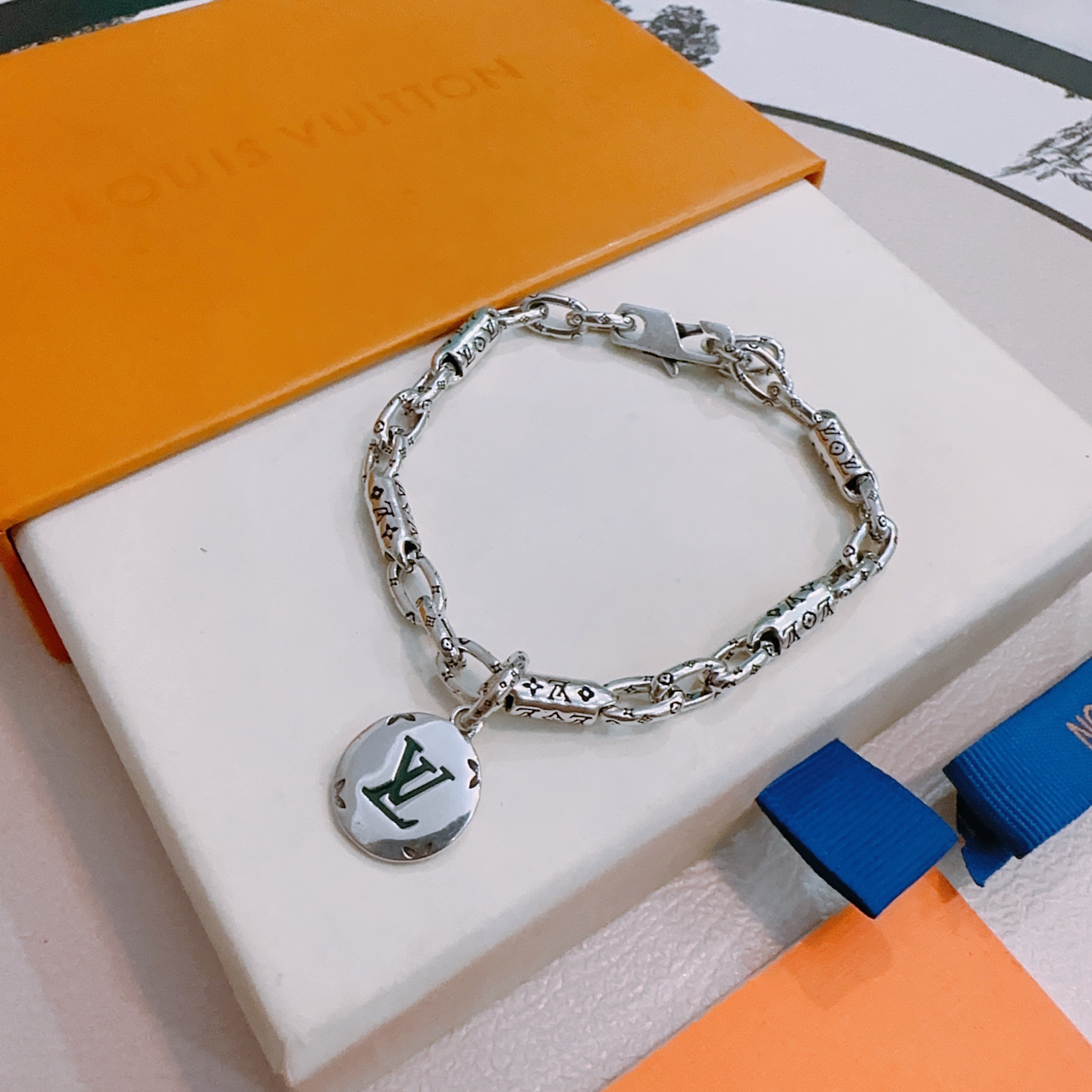 Louis Vuitton 高品质LV路易威登手链 潮流 男女均可佩戴 同款 摇滚朋克泰银风格 元素 潮流百搭 项链最新款链条档次更高明星 款手链古巴链系列 银手链
