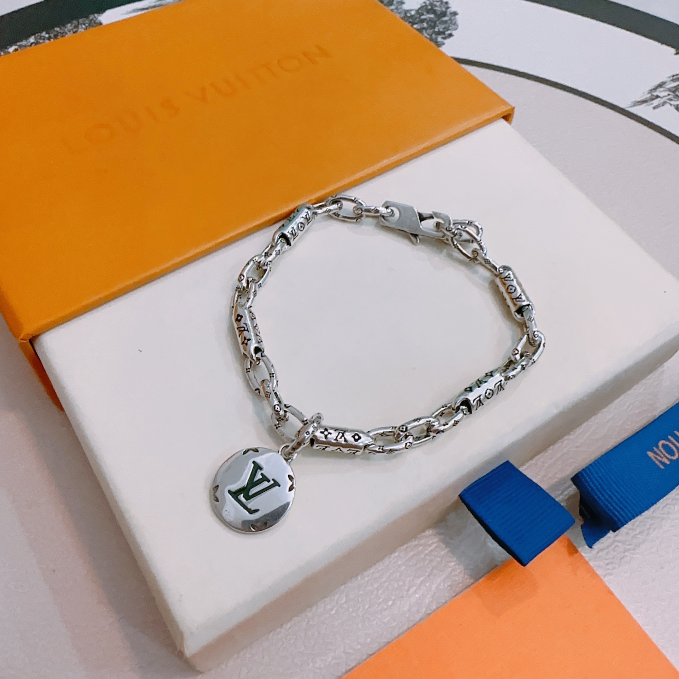 Louis Vuitton 高品质LV路易威登手链 潮流 男女均可佩戴 同款 摇滚朋克泰银风格 元素 潮流百搭 项链最新款链条档次更高明星 款手链古巴链系列 银手链