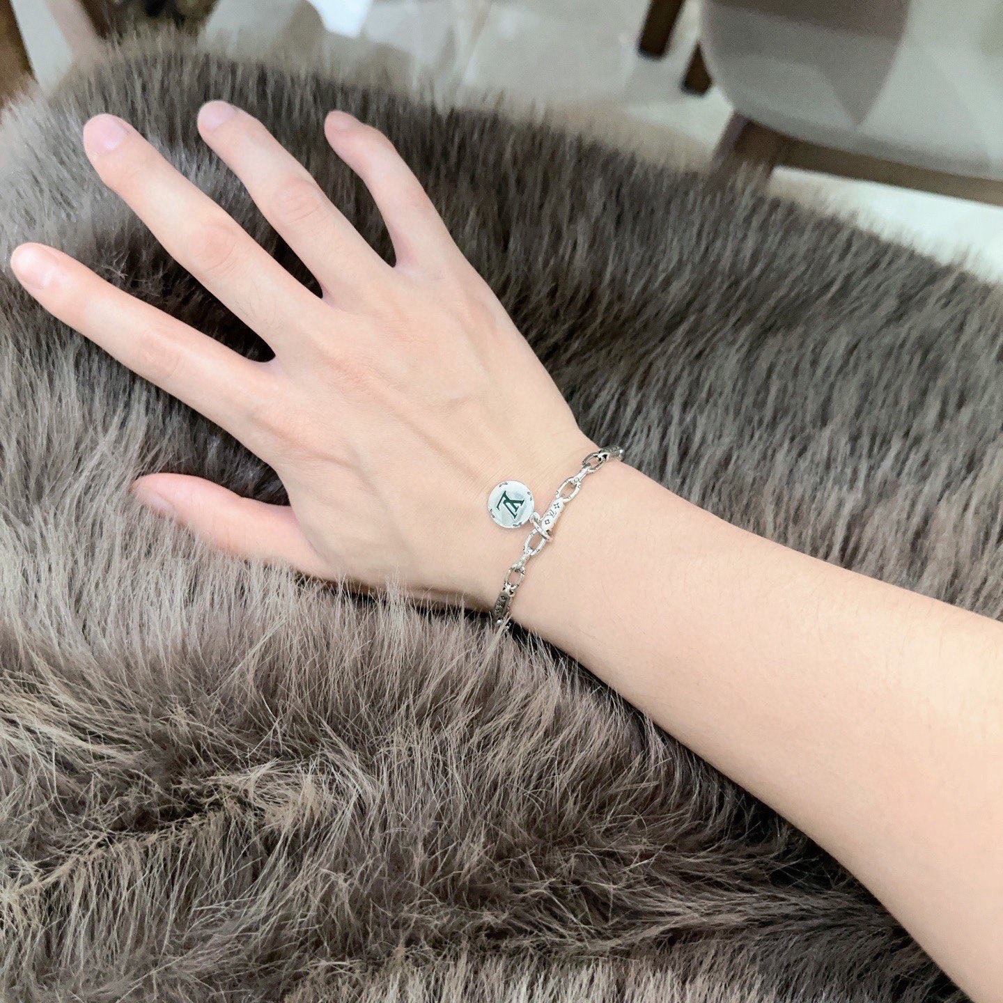 Louis Vuitton 高品质LV路易威登手链 潮流 男女均可佩戴 同款 摇滚朋克泰银风格 元素 潮流百搭 项链最新款链条档次更高明星 款手链古巴链系列 银手链