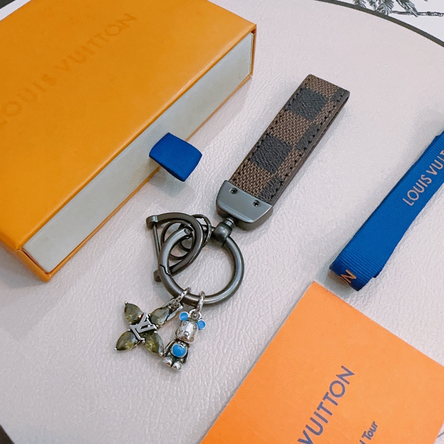 Louis Vuitton 新品发布LV钥匙扣 lv包包扣 最新款包包挂饰档次更高 Anger Forest系列 款联名设计理念钥匙扣系列