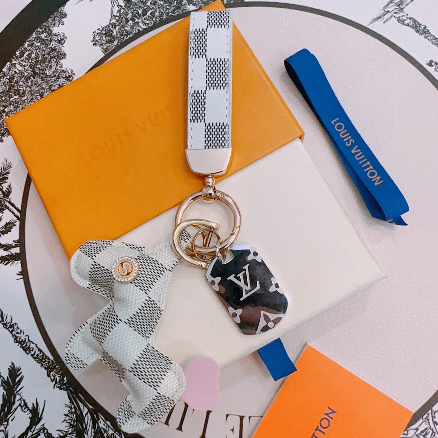 Louis Vuitton 新品发布LV钥匙扣 lv包包扣 最新款包包挂饰档次更高 Anger Forest系列 款联名设计理念钥匙扣系列